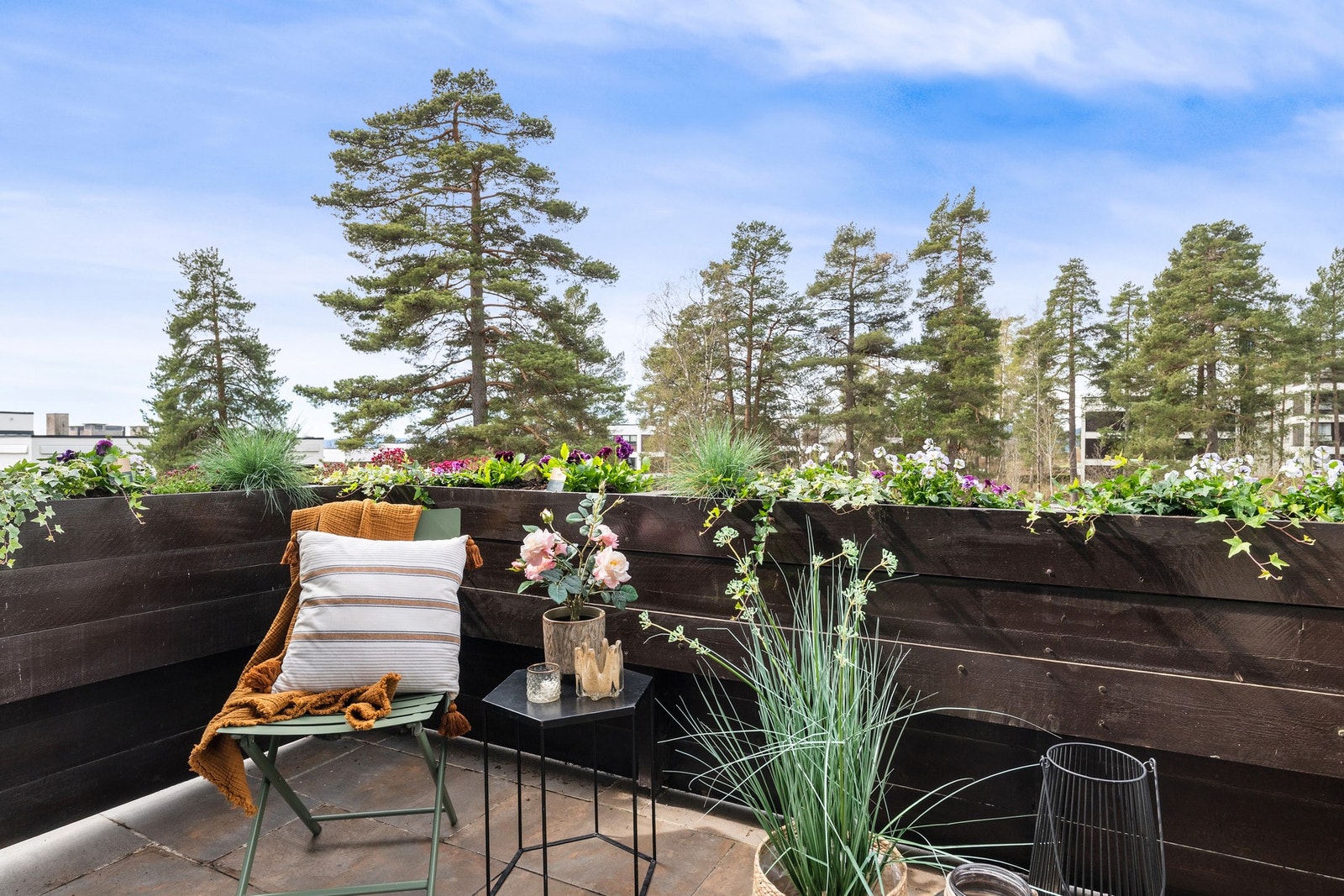 Solrik, vestvendt balkong med god plass til utemøblering og integrerte blomsterkasser i rekkverket - perfekt for deg med grønne fingre. Galleribilde