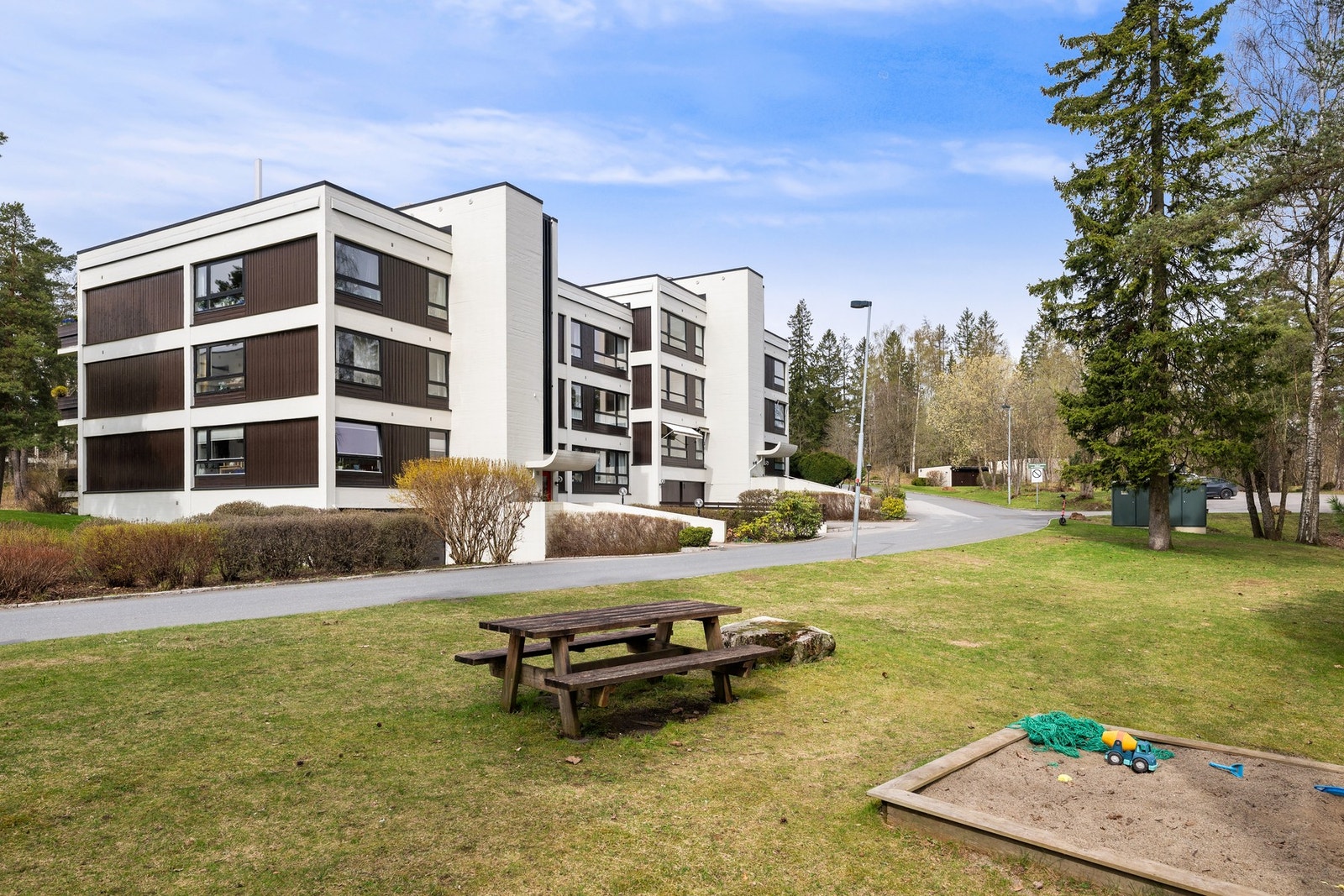Bebyggelsen er pent plassert rundt et grønt og romslig fellesområde, ofte omtalt som atriet , som grenser mot skog og gir en skjermet og rolig atmosfære. Galleribilde