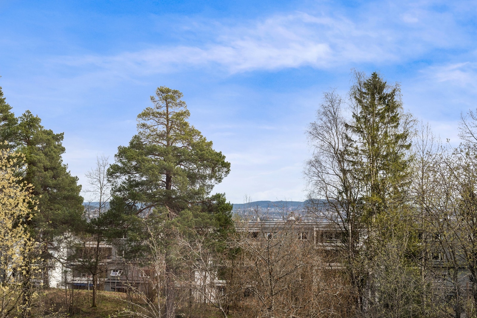 Hyggelig og veletablert sameie øverst på Ullernåsen, bestående av 7 funkishus/byvillaer, beliggende rundt et grønt og rolig parkområde. Galleribilde
