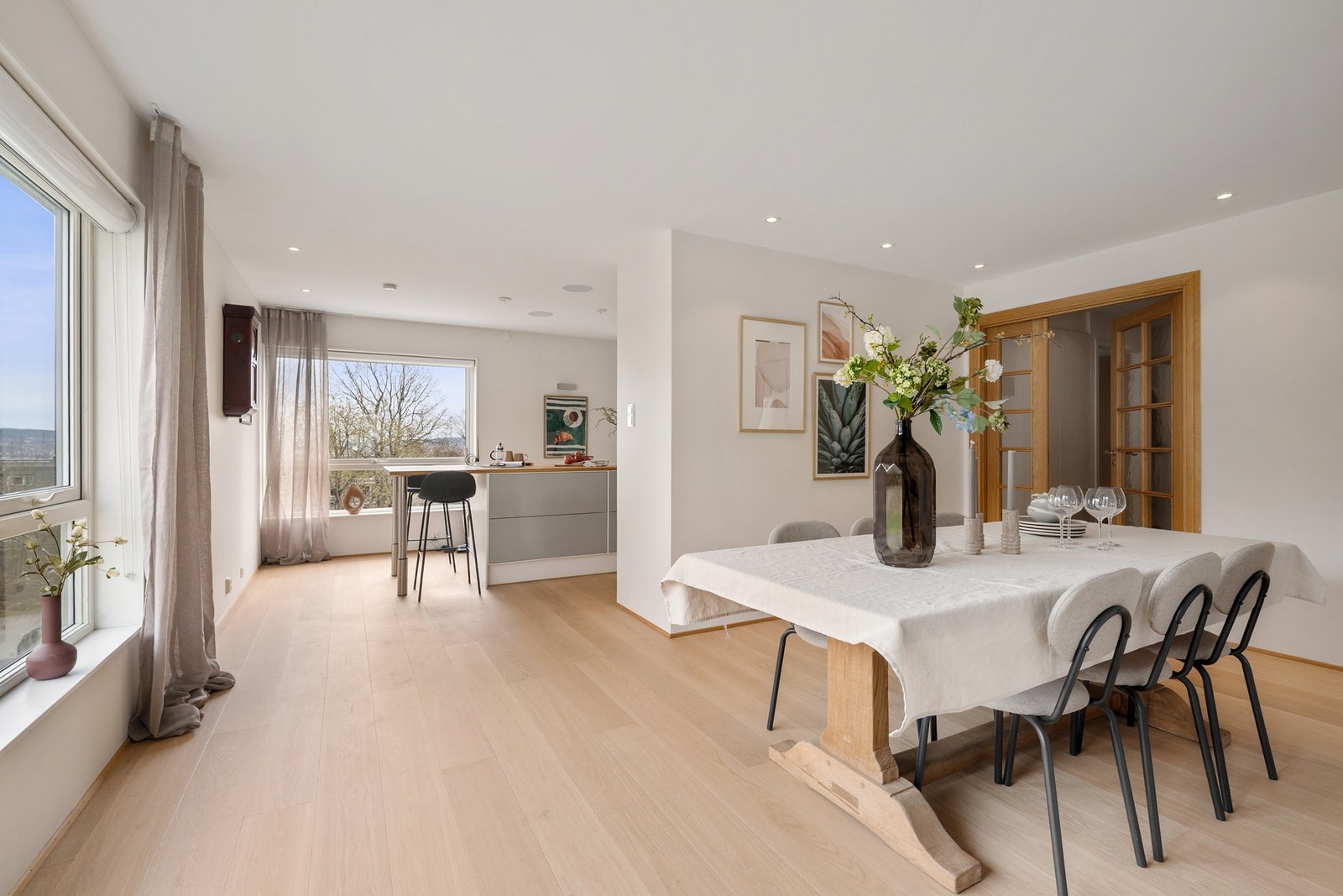 Downlights gir godt og jevnt lys i hele oppholdsrommet. Kjøkkenet ligger i delvis åpen løsning som kombinerer det sosiale med en naturlig skjerming mot stue og spiseplass. Galleribilde