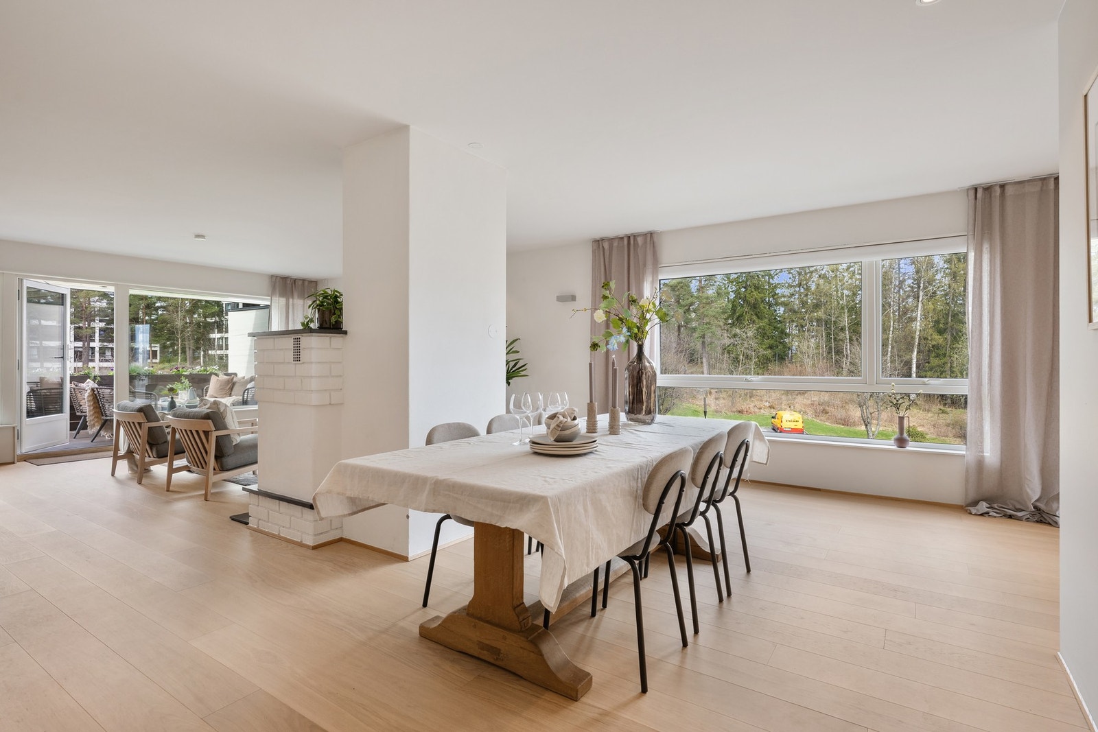 En lettstelt og påkostet bolig med god standard, solrik og usjenert beliggenhet, og nærhet til både natur og byliv. Galleribilde