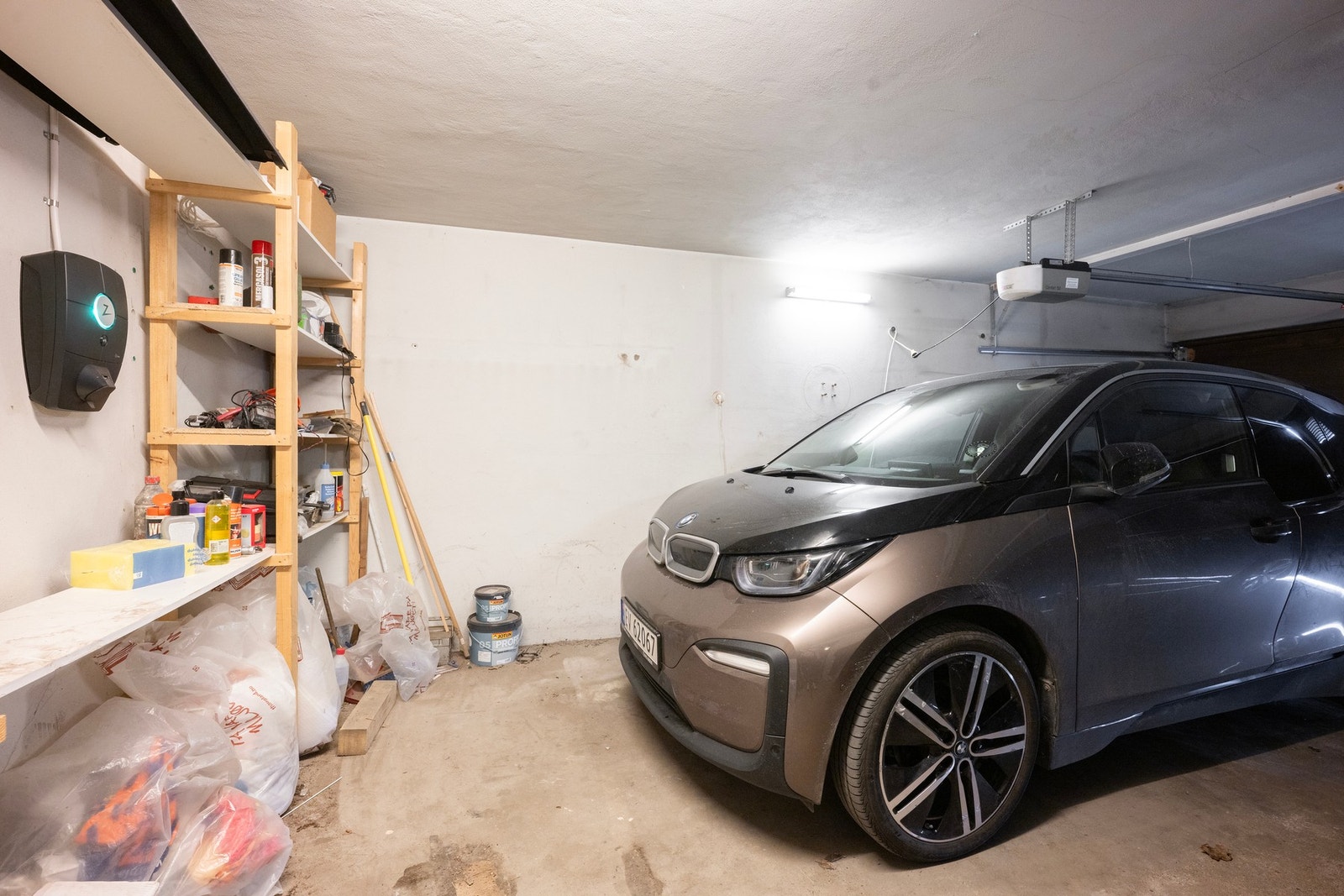 Garasjeplassen er tinglyst som tilleggsdel til seksjonen og er utstyrt med elbillader. Galleribilde