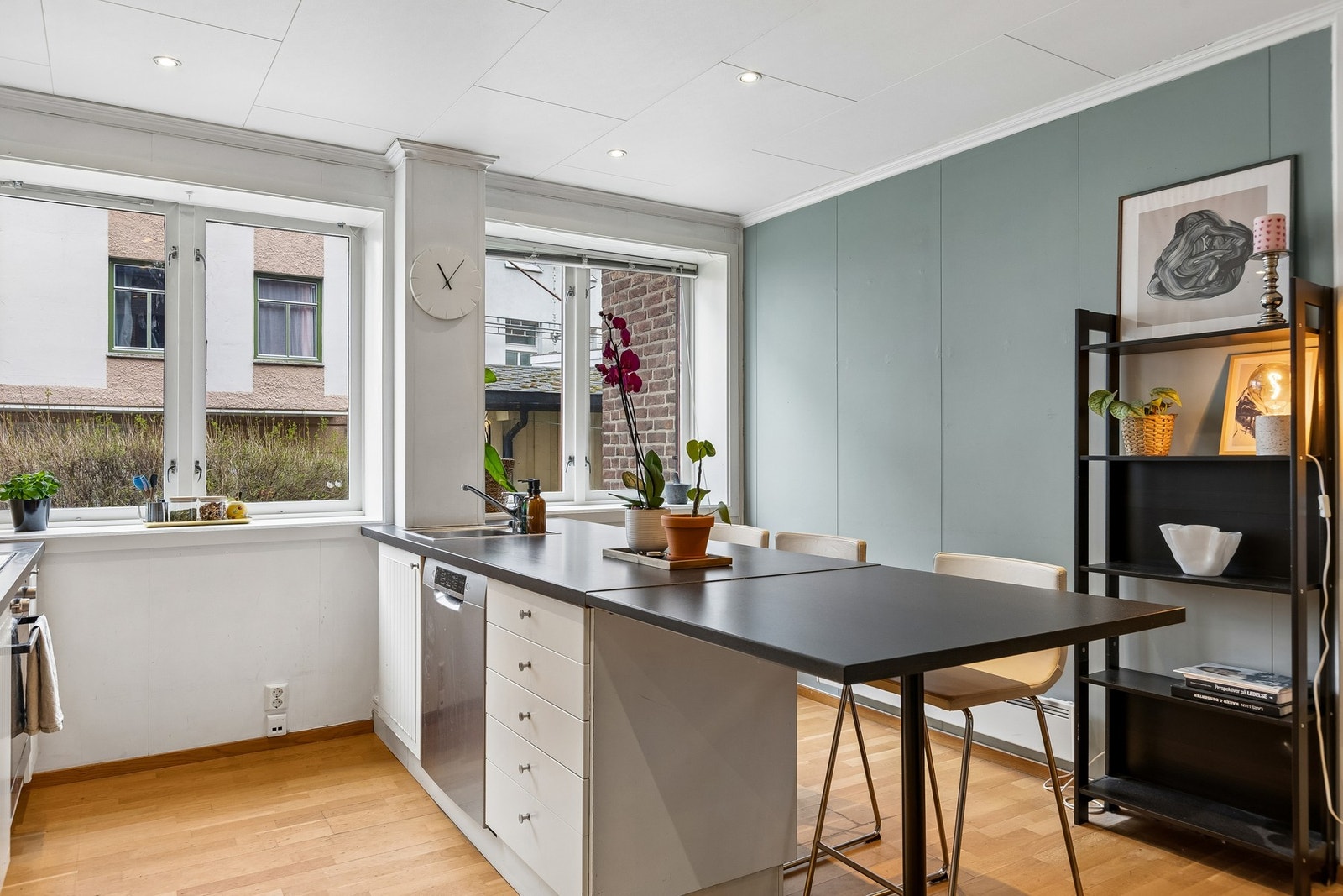 Kjøkkenet ligger praktisk til med nærhet til stue, og har godt med skap- og benkeplass Galleribilde