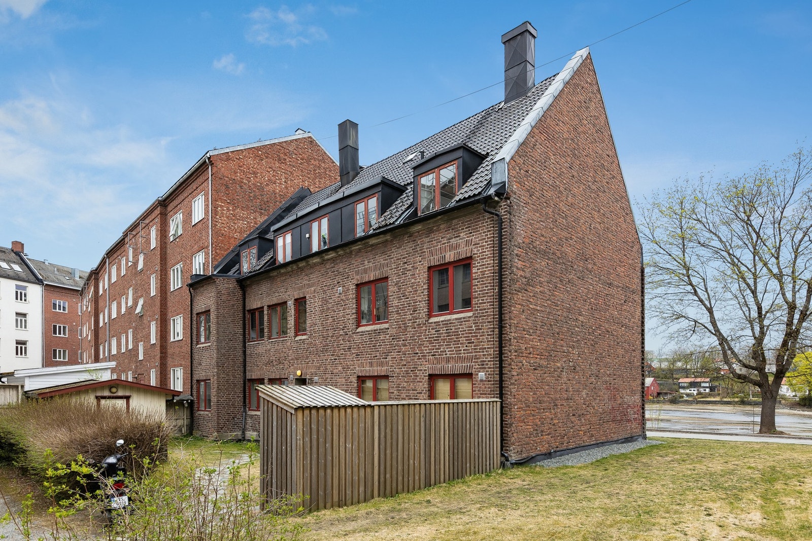 Bakgården er skjermet og byr på gode solforhold. Galleribilde