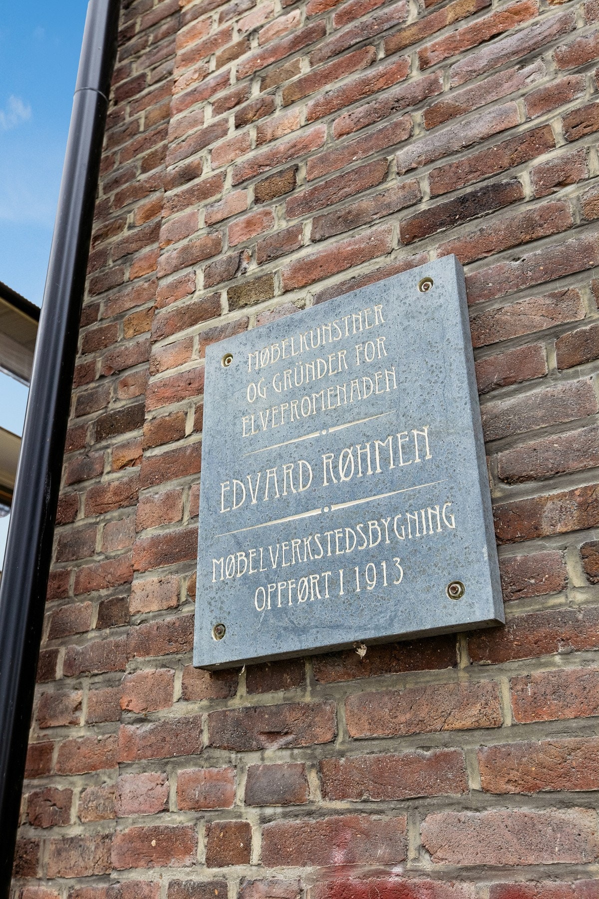 Bygget er fra 1913, og ble bygget av Edvard Røhmen - grunder av elvepromenaden og møbelkunstner. Galleribilde