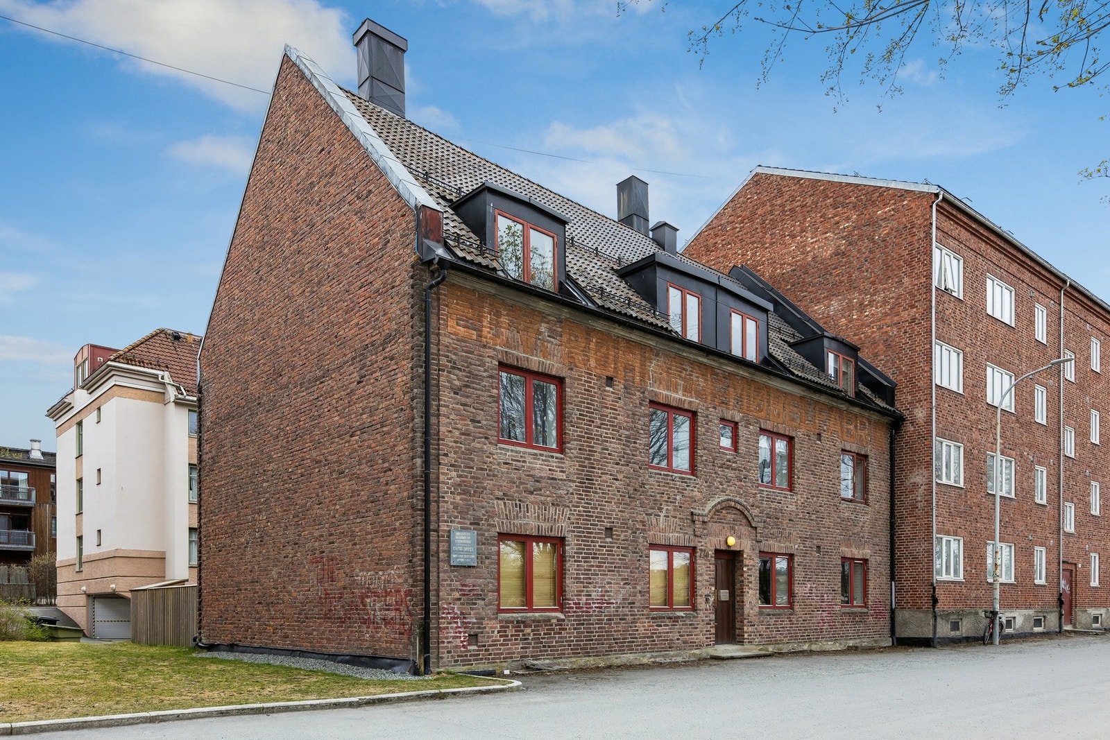 En sjarmerende leilighet med bla. tre soverom, bod på loft og kjeller og felles vaskerom. Galleribilde