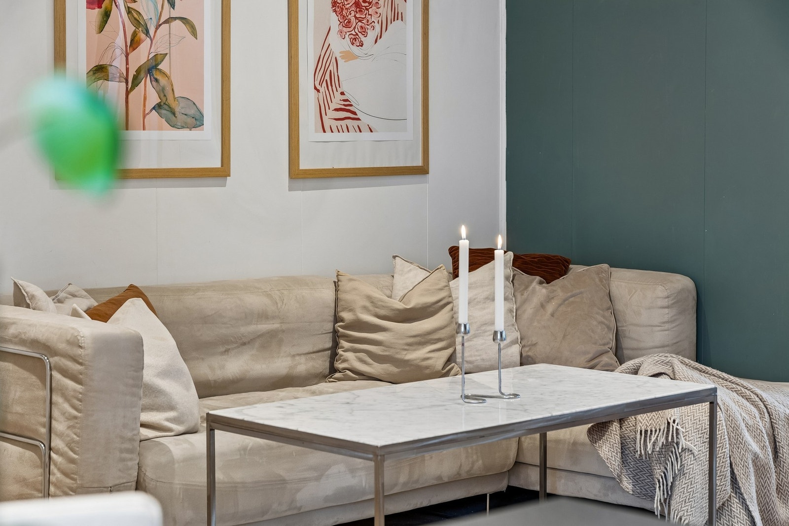 Det er god plass til sofa med tilhørende møblement. Galleribilde