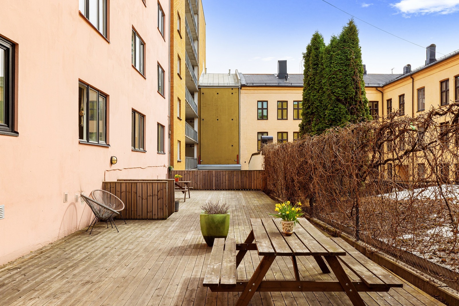 Borettslaget har en hyggelig bakgård til felles bruk for beboerne. Galleribilde