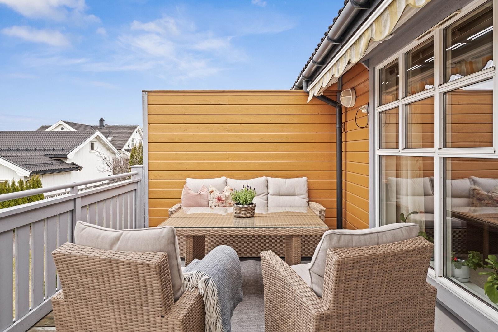 På balkongen er det plass til utemøblement og grill - et perfekt sted for avslapning på varme dager og lange sommerkvelder. Galleribilde