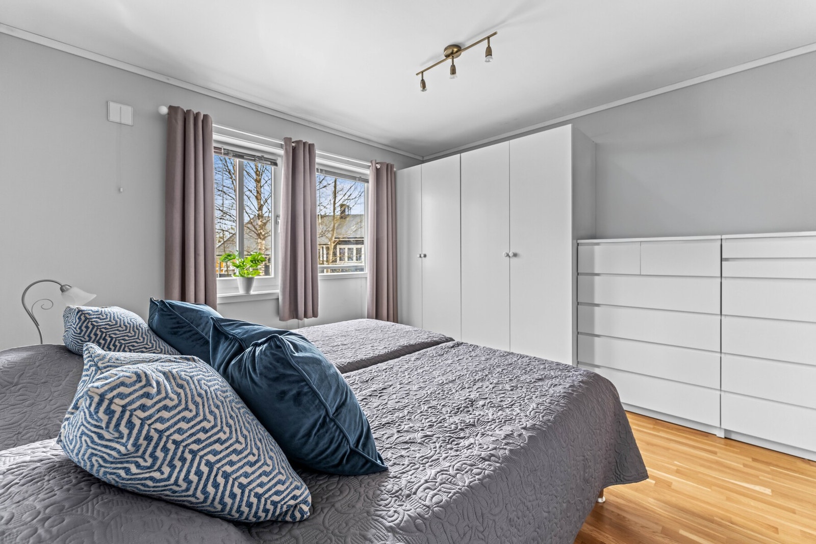 Hovedsoverommet har malte veggflater og parkett på gulv, samt fransk balkong. Galleribilde