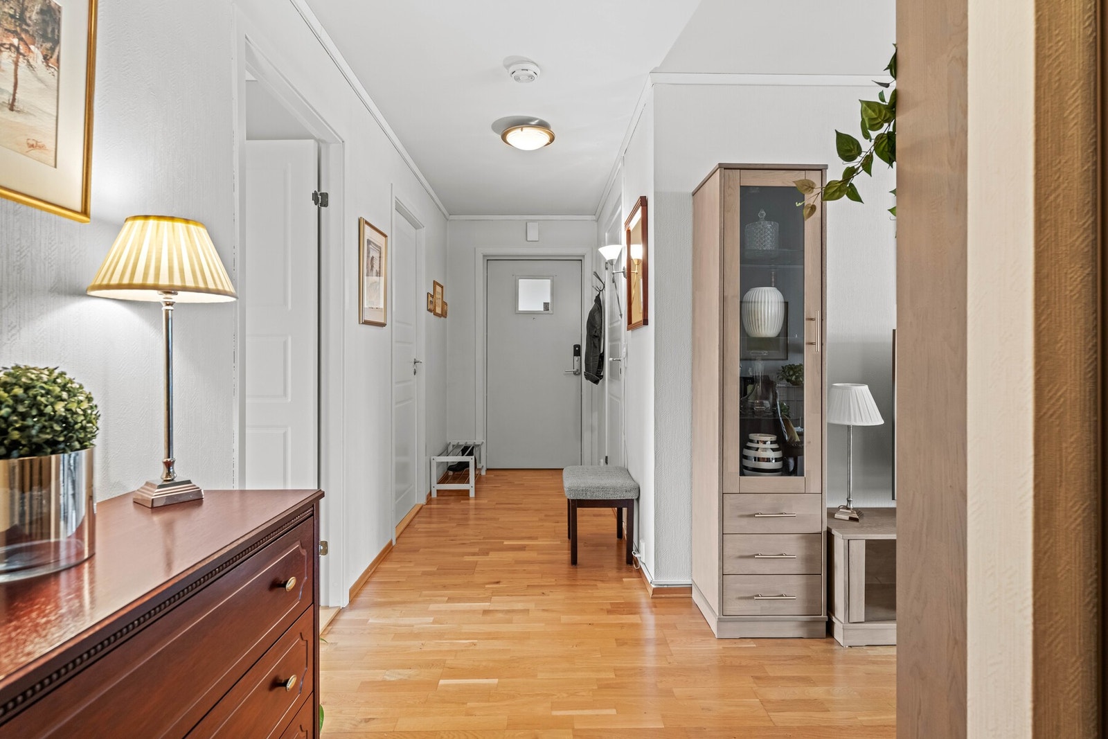 Leiligheten ønskes velkommen med en tiltalende entrè, som gir et godt førsteinntrykk. Galleribilde