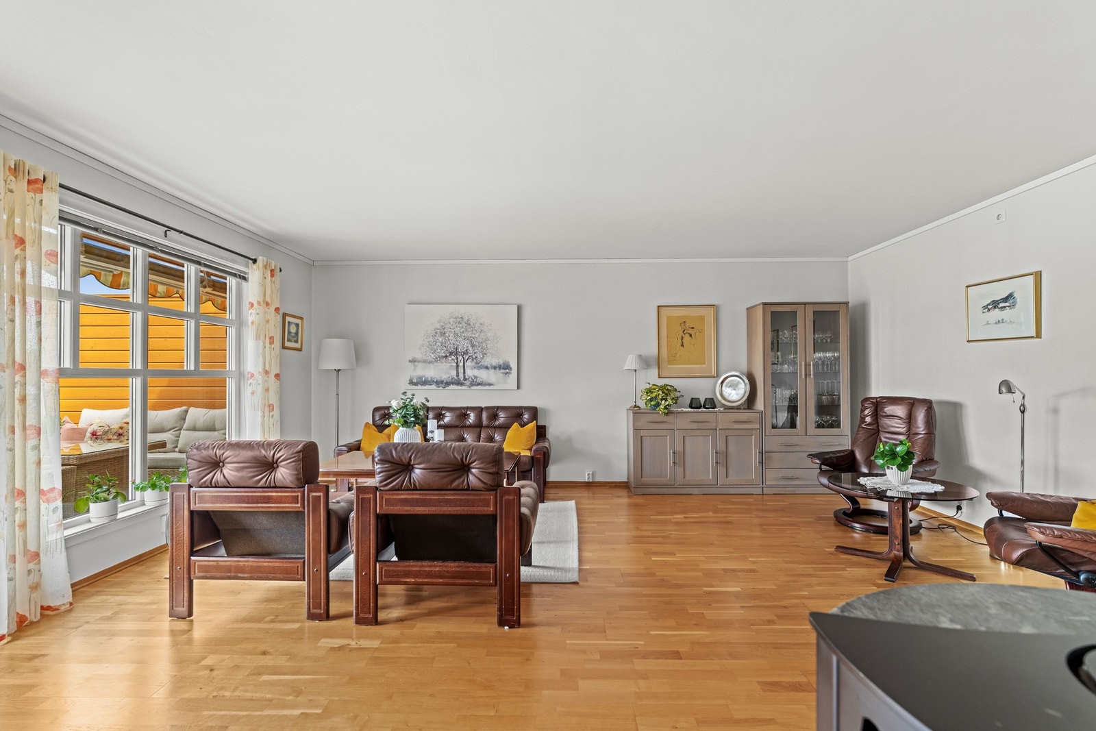 I stuen er det god plass til sofaløsning med tilhørende møblement. Galleribilde