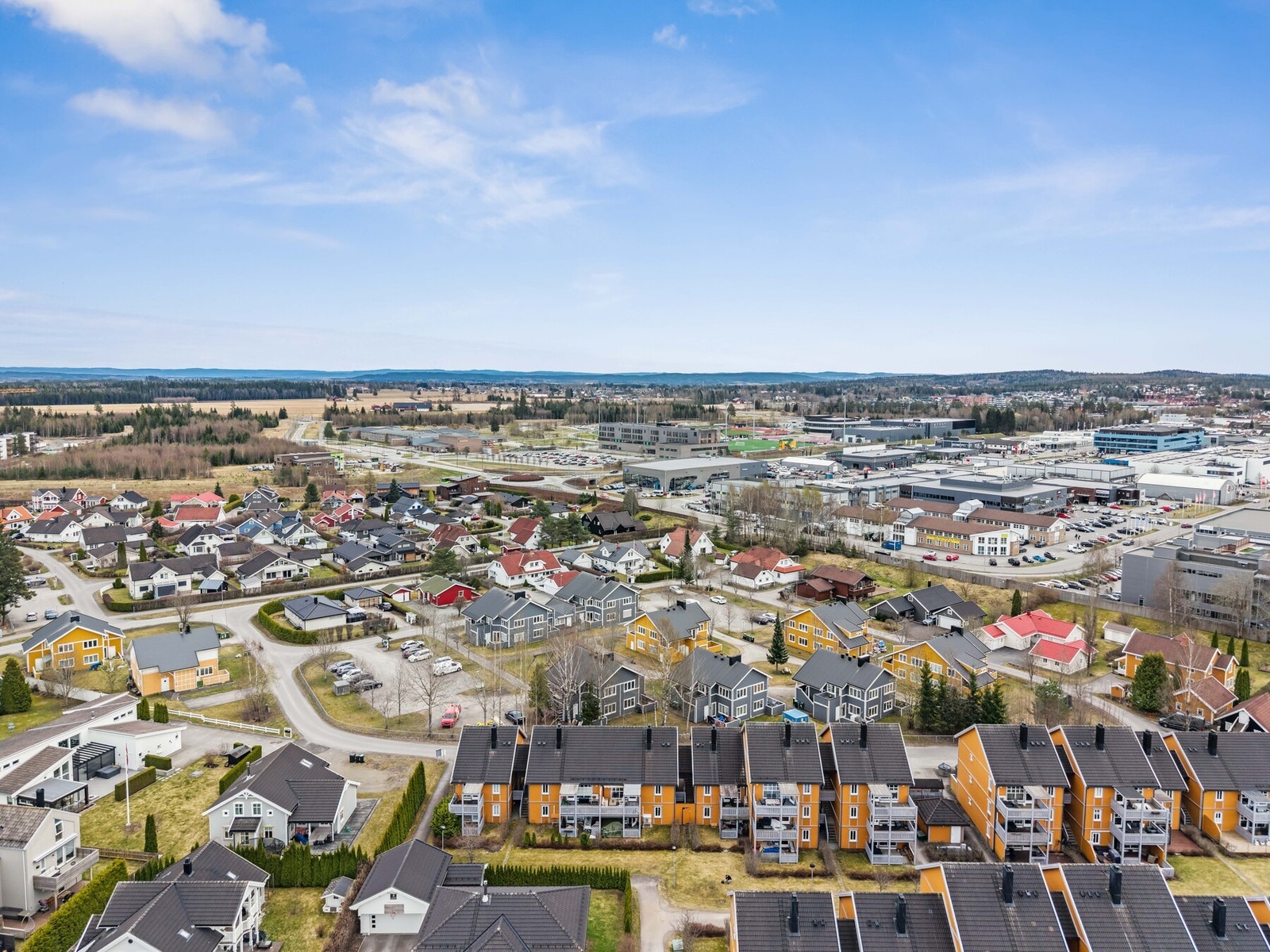 Nordby er et hyggelig, populært og rolig boligområde, med kort gangavstand til tog, buss, skole, barnehage eller fritidsaktiviteter. Galleribilde