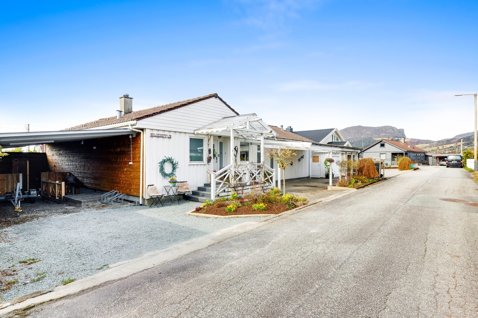 Romslig carport og inngang til underetasjen. Galleribilde