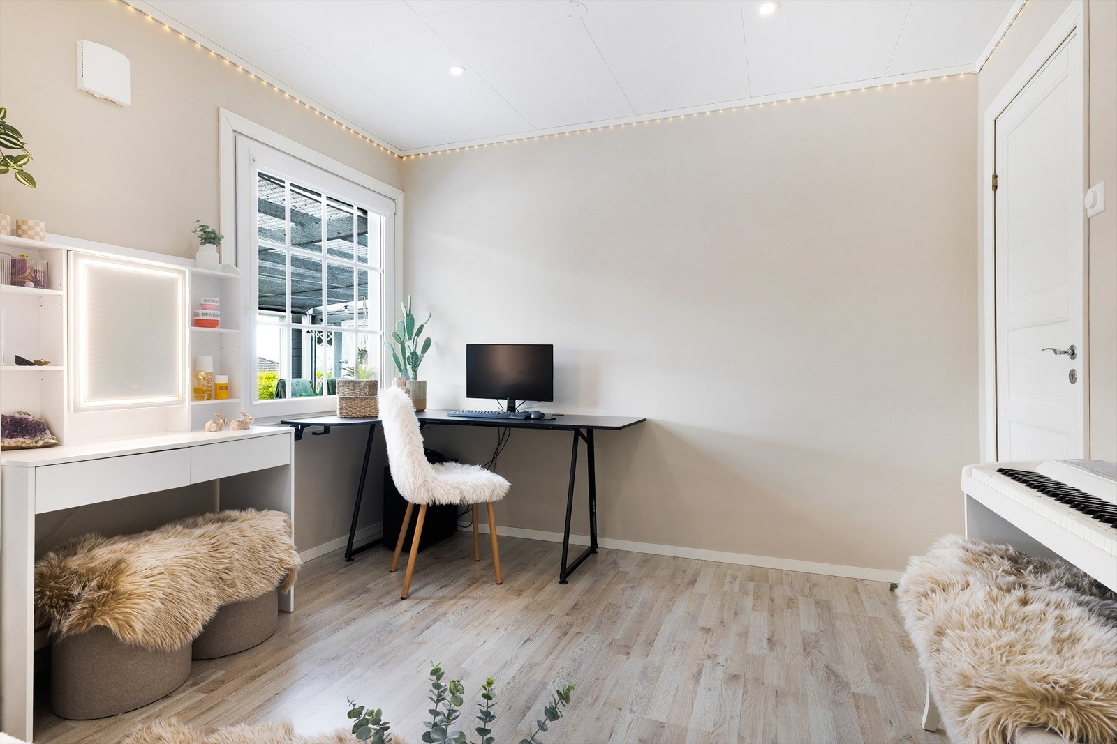 Plass til både din private sminkeplass og kontorpult - alt etter behov. Galleribilde