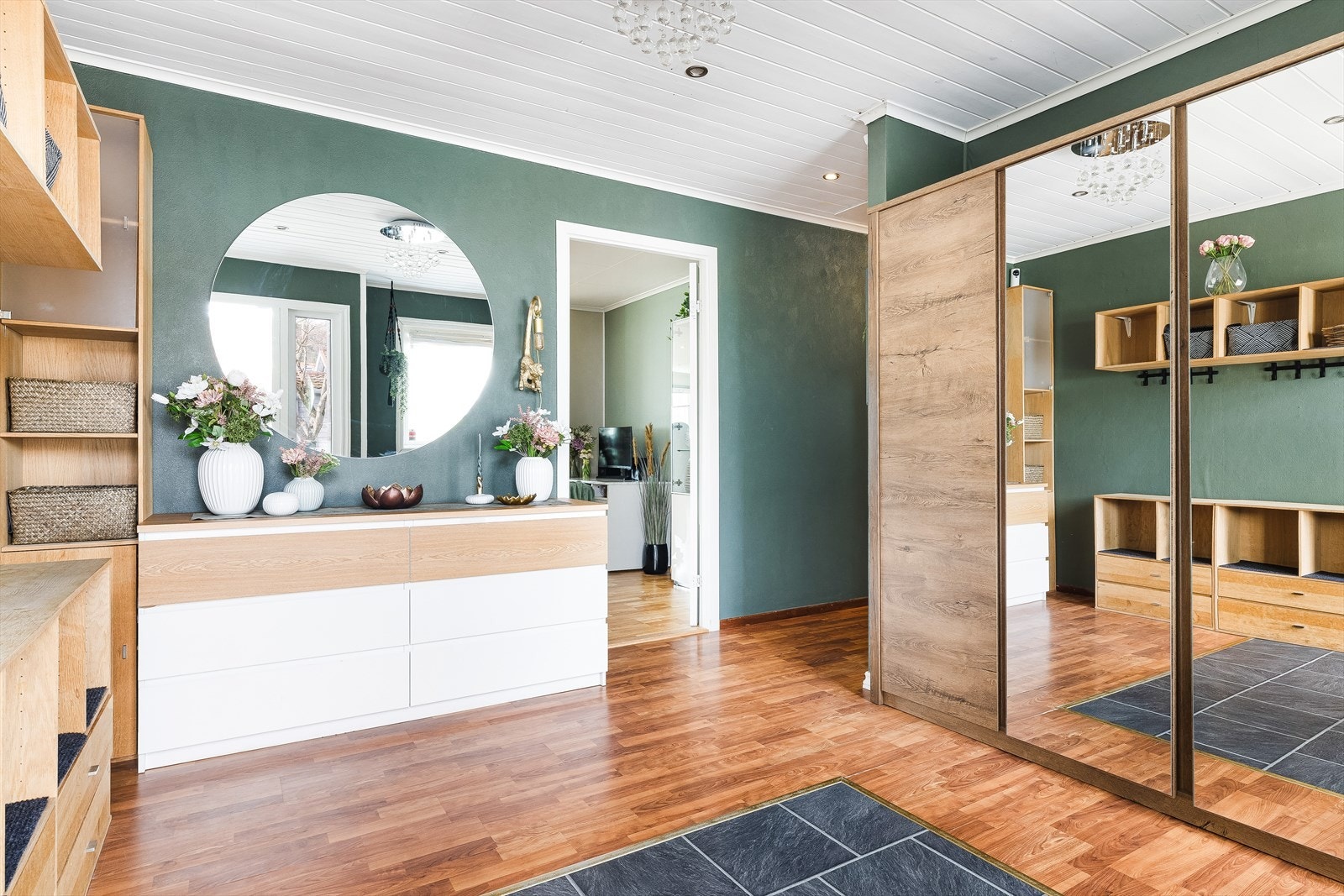 Plass til stor garderobe med praktiske løsninger for yttertøy og sko. Nymalte overflater er gjennomgående i moderne farger i hele boligen. Galleribilde