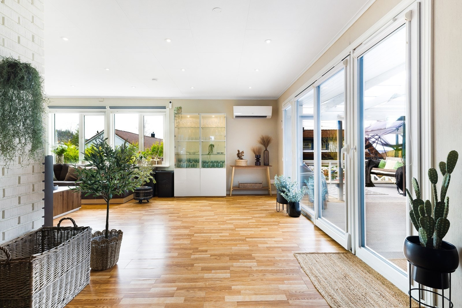 Det er god kontakt med stuen, noe som gjør det enkelt å kombinere matlaging og samvær. Utgang til overbygd terrasse og hage. Galleribilde