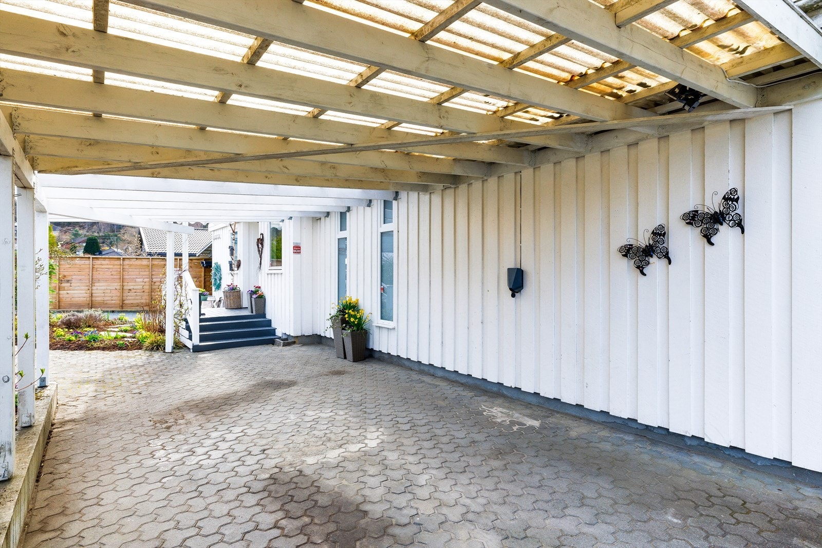 Det er montert el-bil lader i denne carporten. Galleribilde