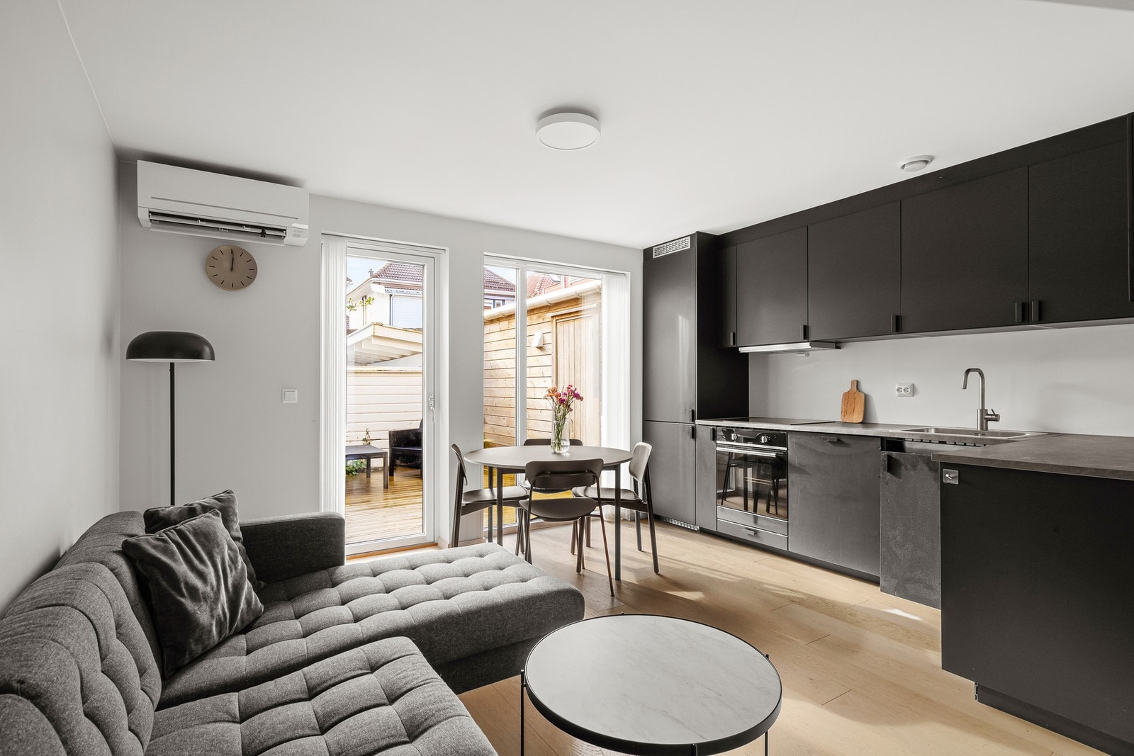 Plass til både sofa og spisebord. Varmepumpe. Galleribilde