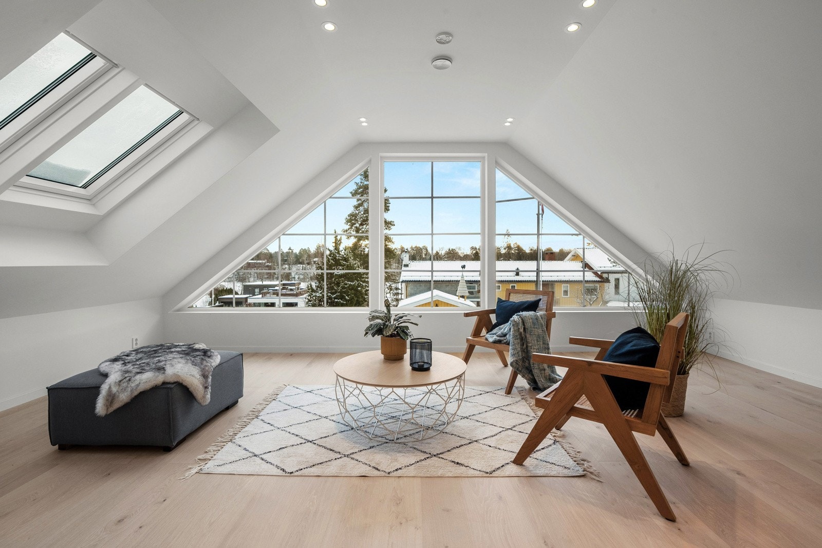 Loftstuen skilter med flotte panorama vinduer i kombinasjon med takvindu for maksimalt lysinnslipp Galleribilde