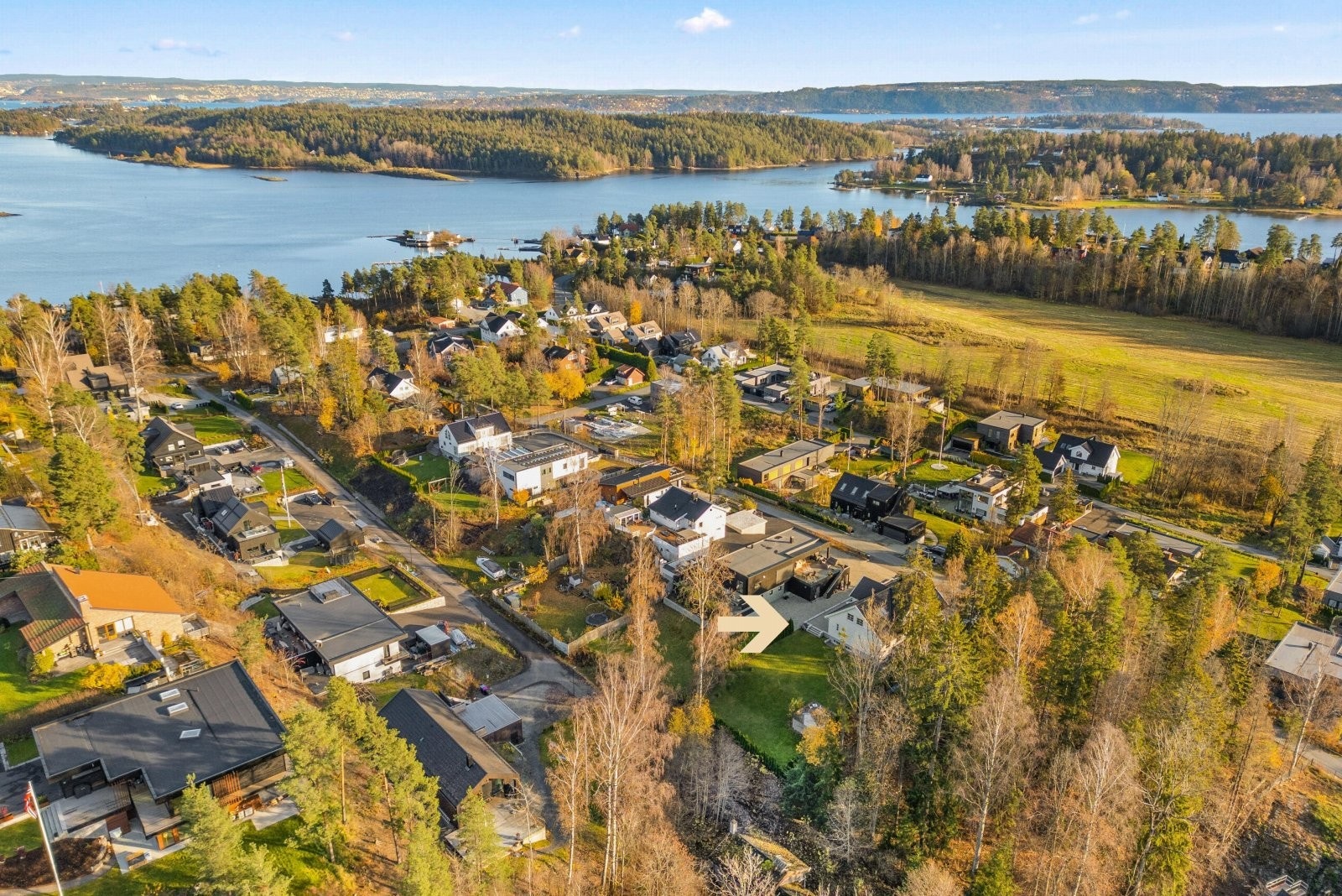 Margretes vei 11B ligger på idylliske Nesøya i Asker kommune, kjent for sitt naturskjønne miljø og attraktive bomiljø Galleribilde