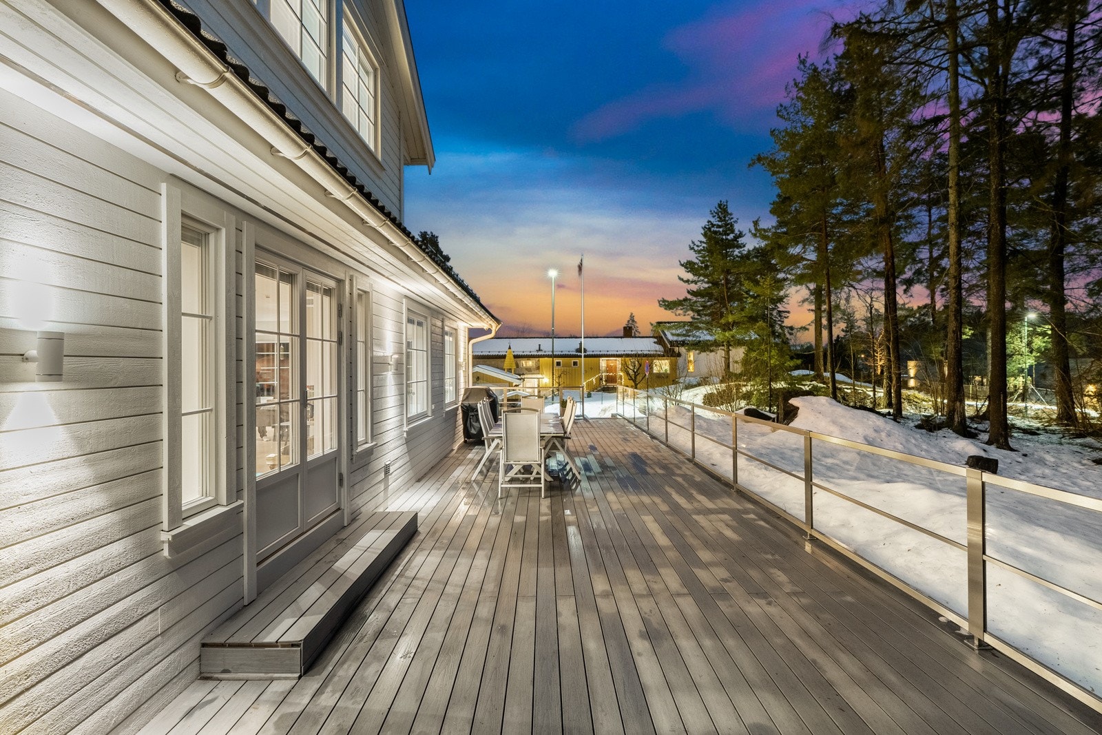 Godt med plass til utemøblement etter ønske. Perfekt til å nyte sommerdagene Galleribilde