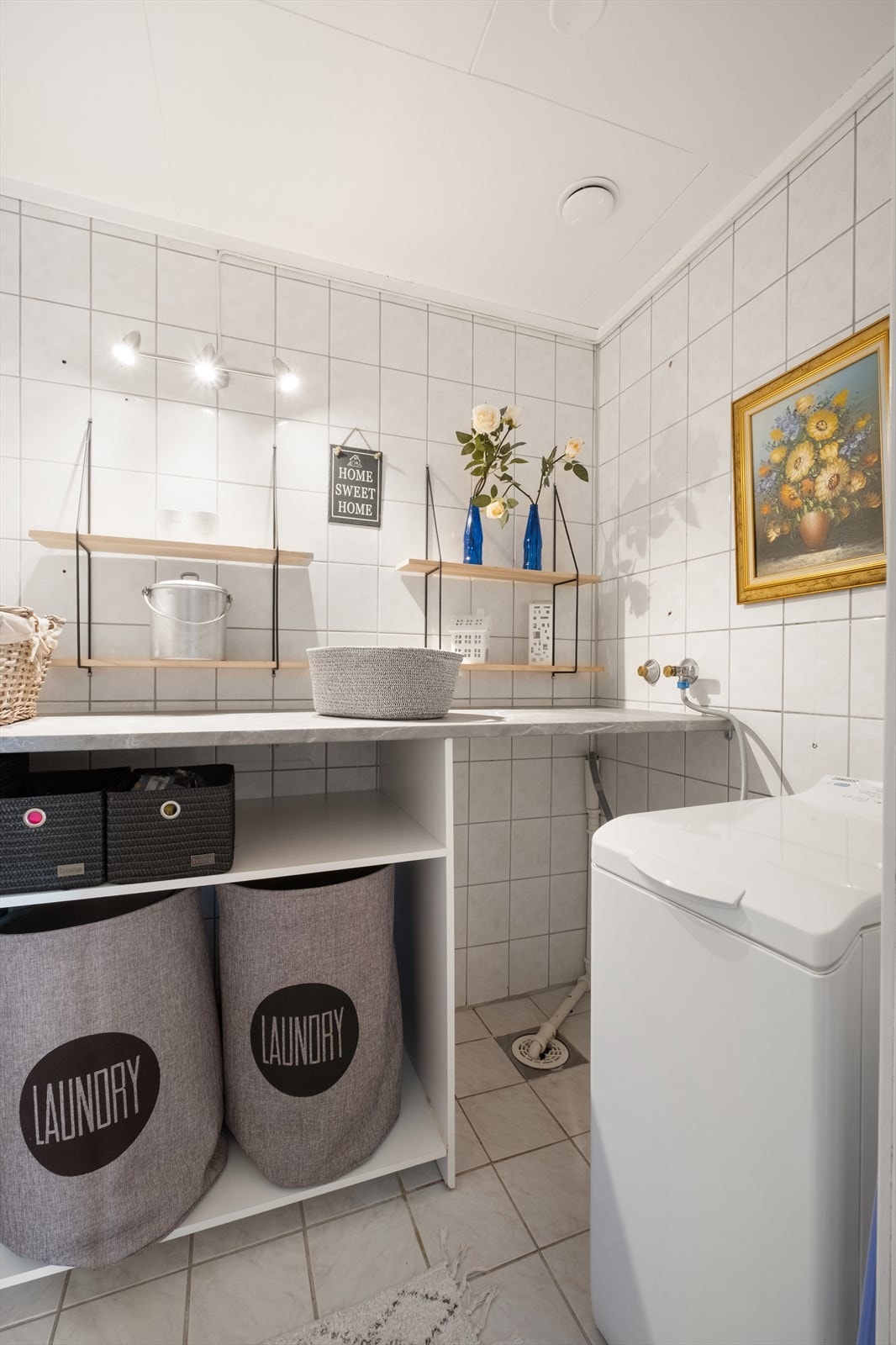 Vaskerom med benk og underhyller Galleribilde
