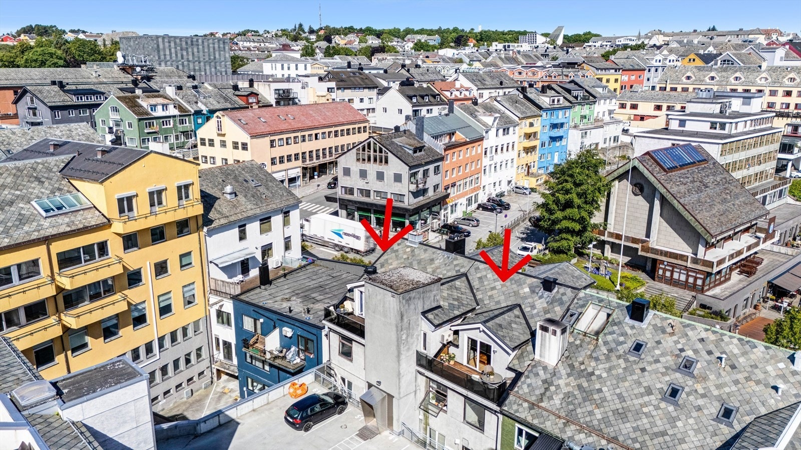 Her bor man midt i sentrum, med fantastisk utsikt, heistilgang og to uteplasser. Galleribilde
