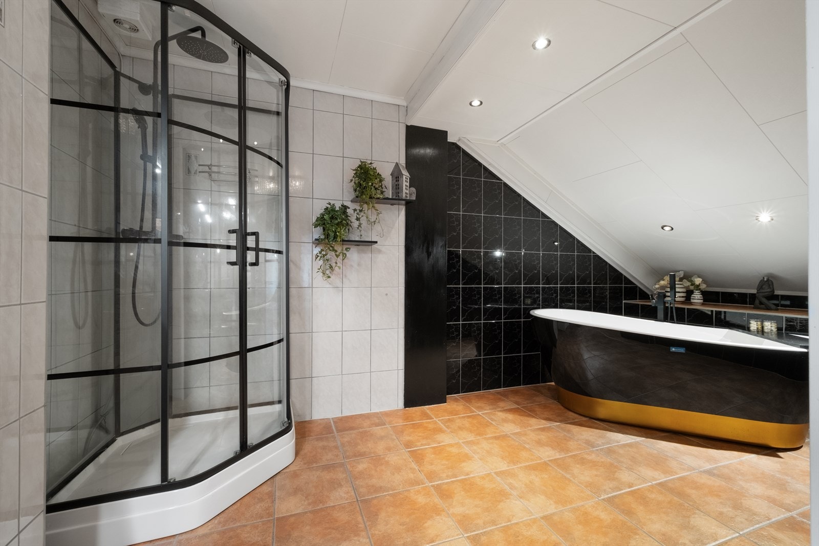 Badet har også et romslig dusjkabinett med tropedusj Galleribilde