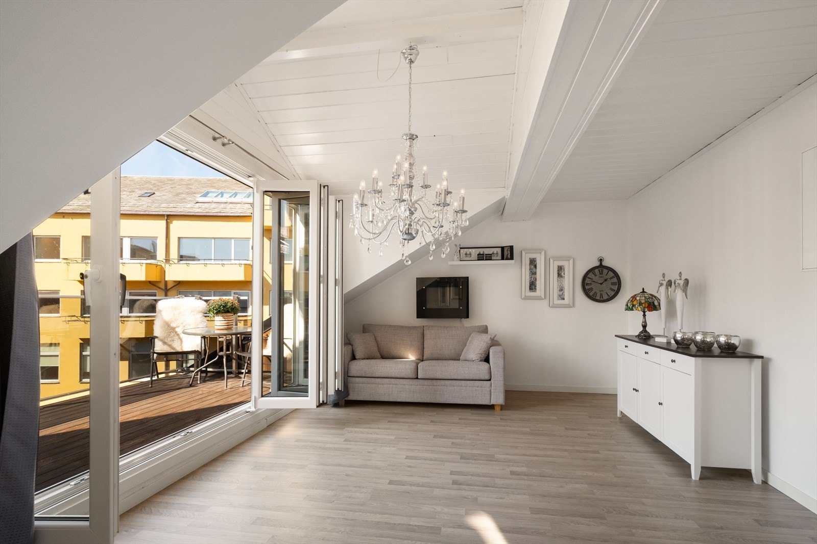 Stue nummer tre (soverom) har skyvedører ut til takterrasse nr to. Galleribilde
