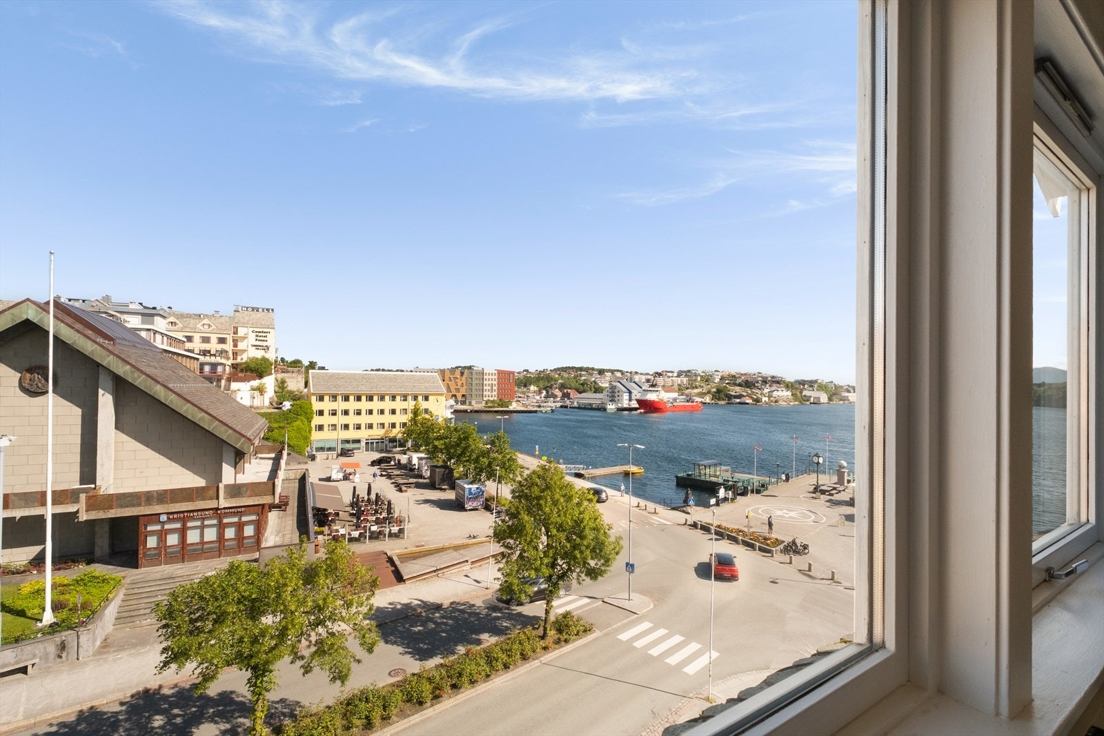 Utsikt mot bysentrum og byhavnen fra spisebordet. Galleribilde