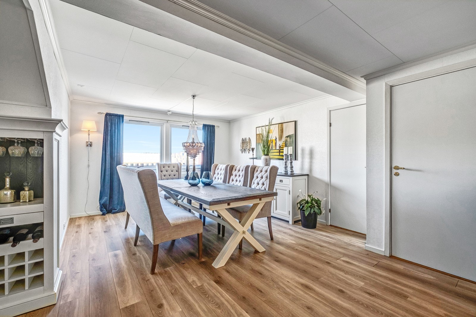 Leiligheten er åpen og romslig, med mulighet for flere møbleringer og sittegrupper. Galleribilde