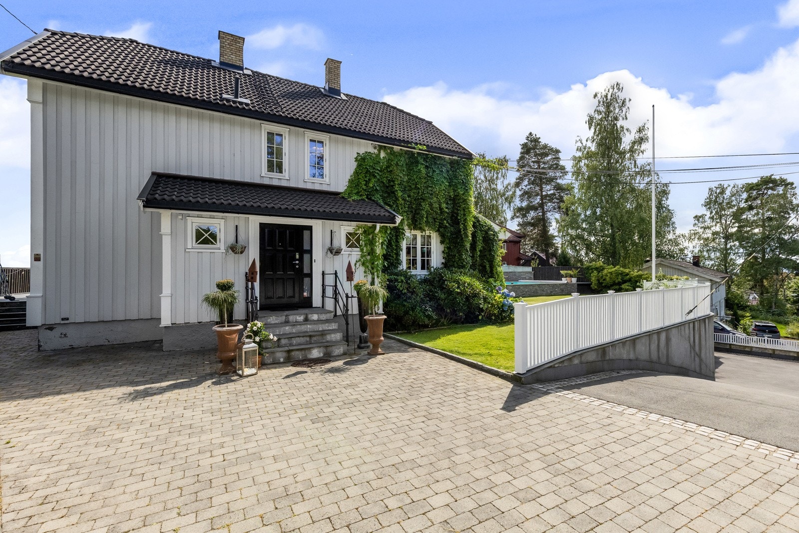 Villaen er opprinnelig fra 1928, med et tilbygd inngangsparti fra 1936 og utvidelse av stuer fra 2001. Galleribilde