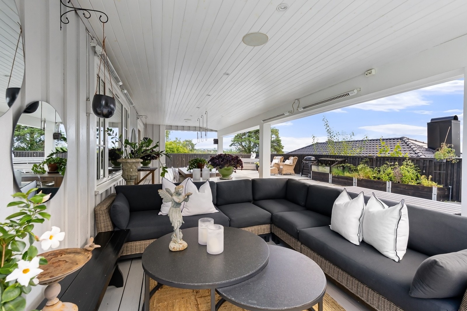 Rundt soloppgang kommer morgensolen inn ved boligens kjøkken, stue, terrassen i andre etasje og den store, skiferdekte markterrassen. Galleribilde