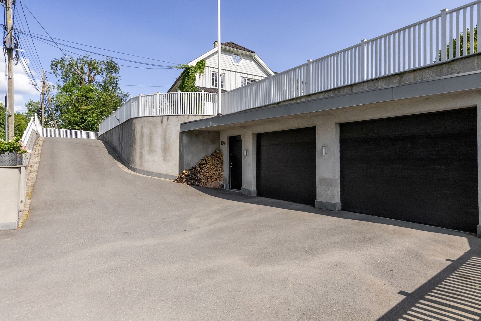 Eiendommen har en underjordisk parkeringsgarasje fra 2014 på 56 kvm. Ytterligere plass til parkering på tomten. Galleribilde