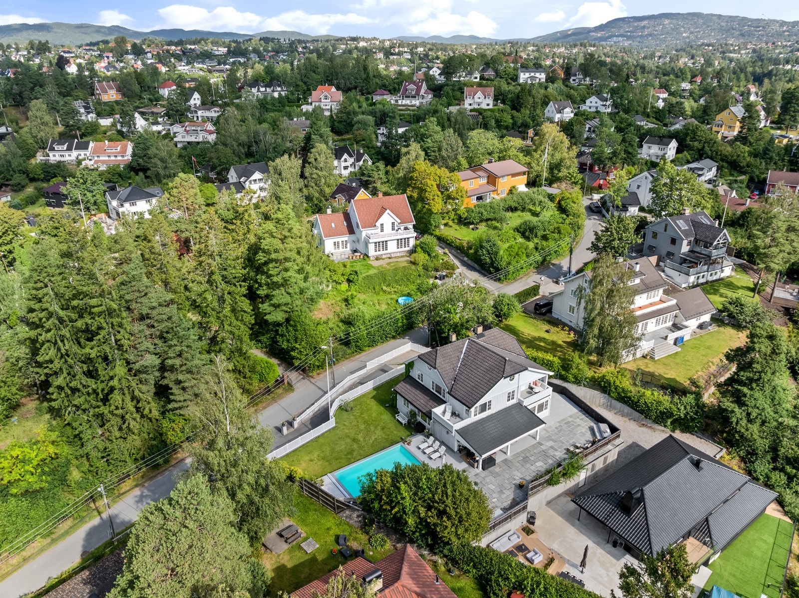 På Jar kombineres idylliske villastrøk med kort vei til alt en familie trenger i hverdagen. Galleribilde