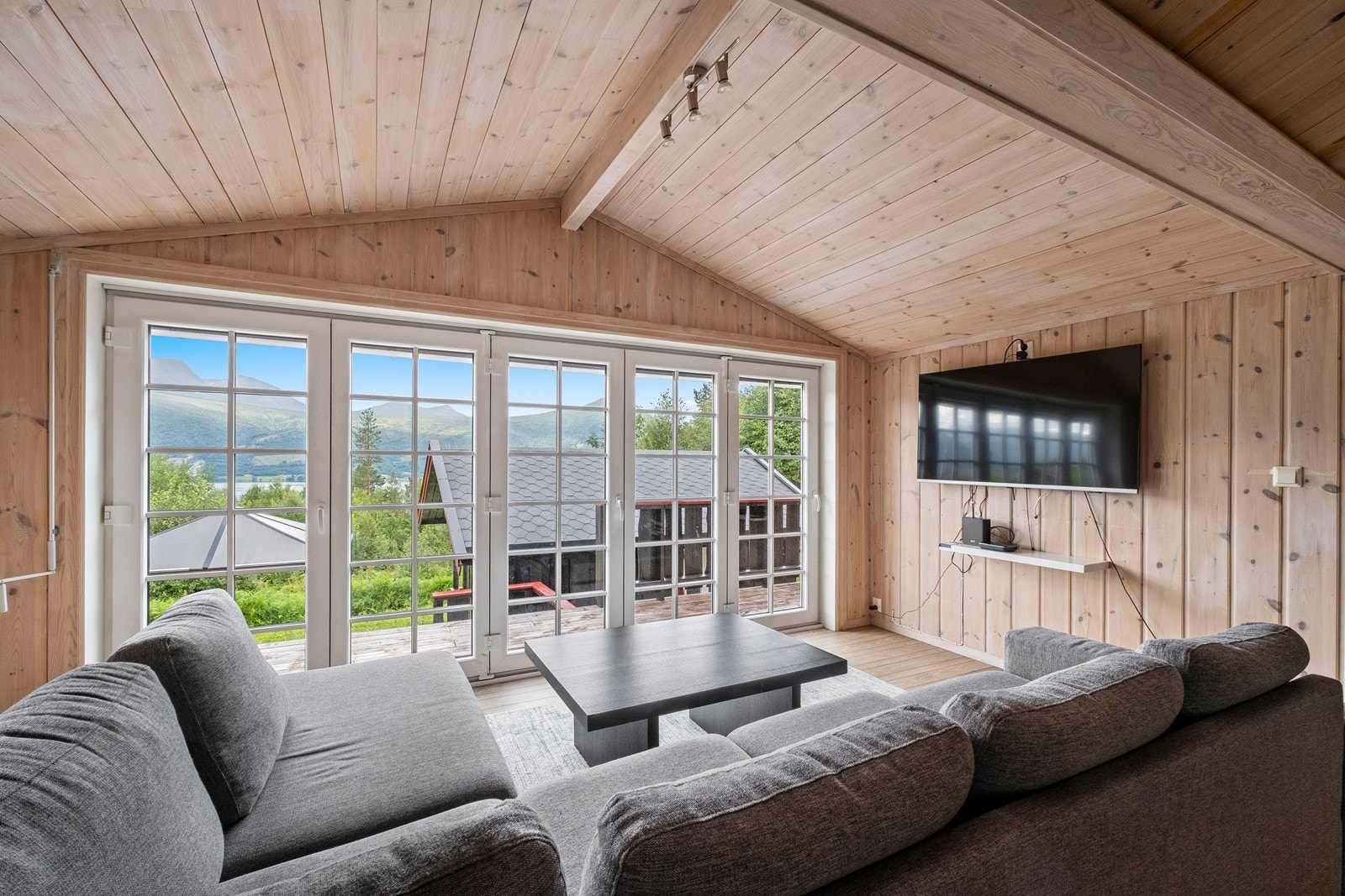 Stue med fantstisk utsikt mot Tingvollfjorden, over mot Eidsøra og fjellrekka bak Galleribilde