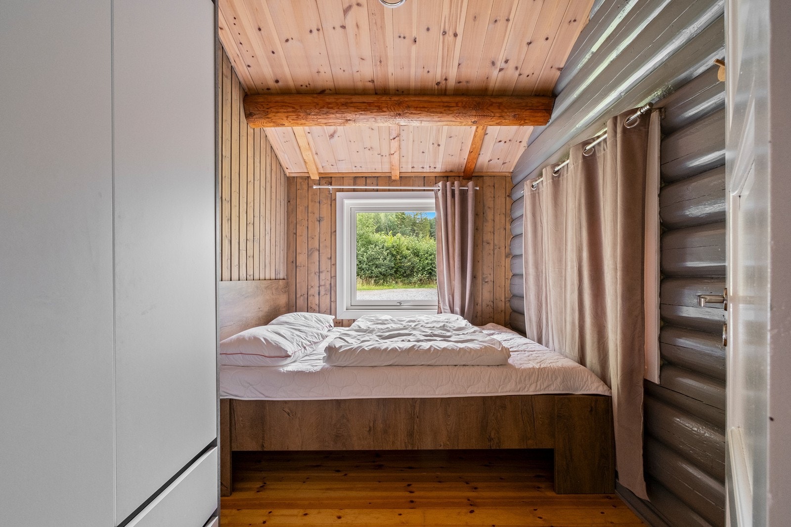 Hovedsoverom med tømmervegger. Galleribilde