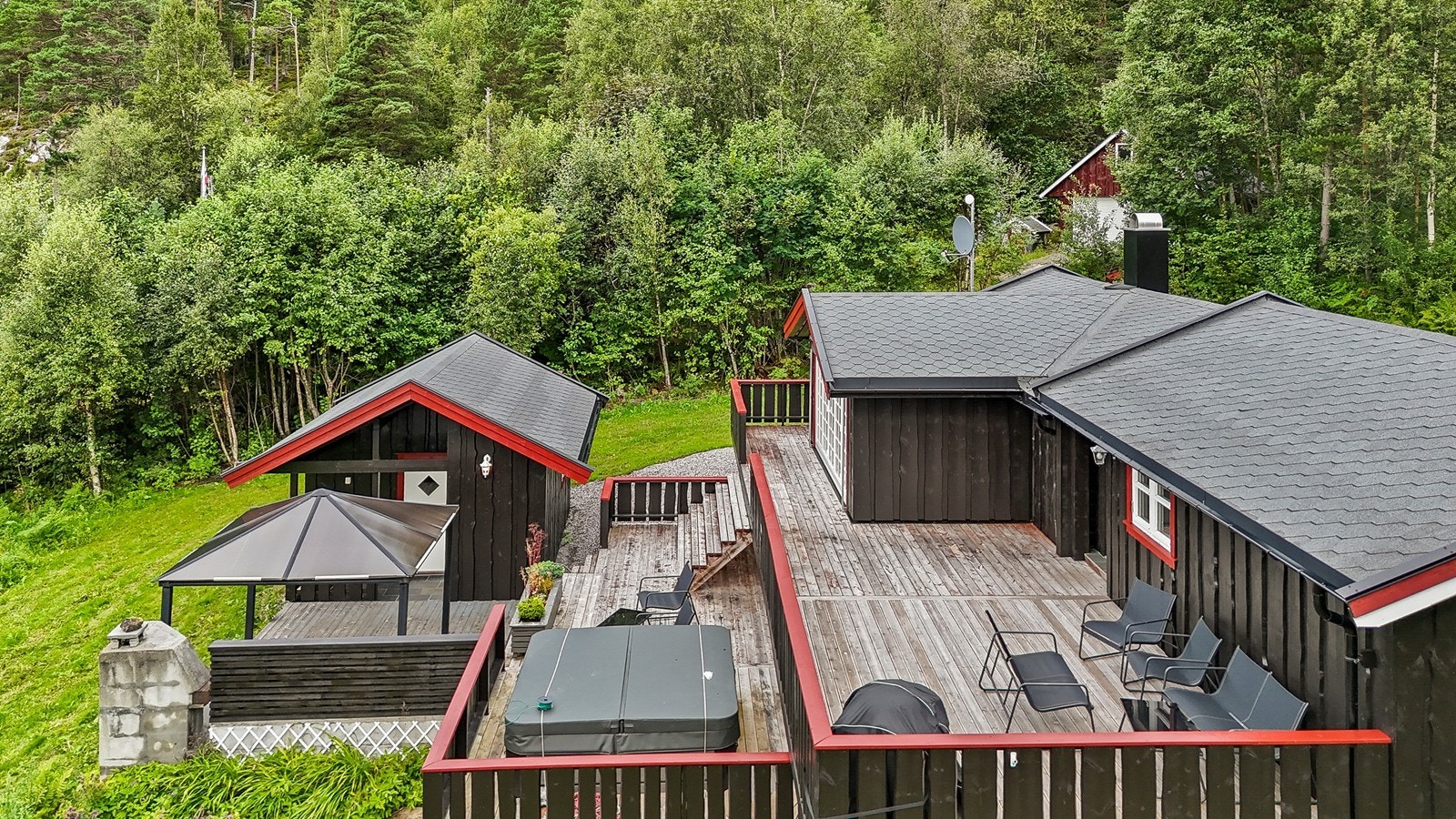 Eiendommen har terrasser og stort uteområde mot sør. Galleribilde
