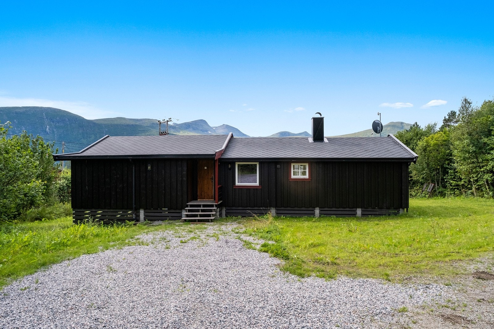 Fasade nord, med biloppstillingsplass Galleribilde