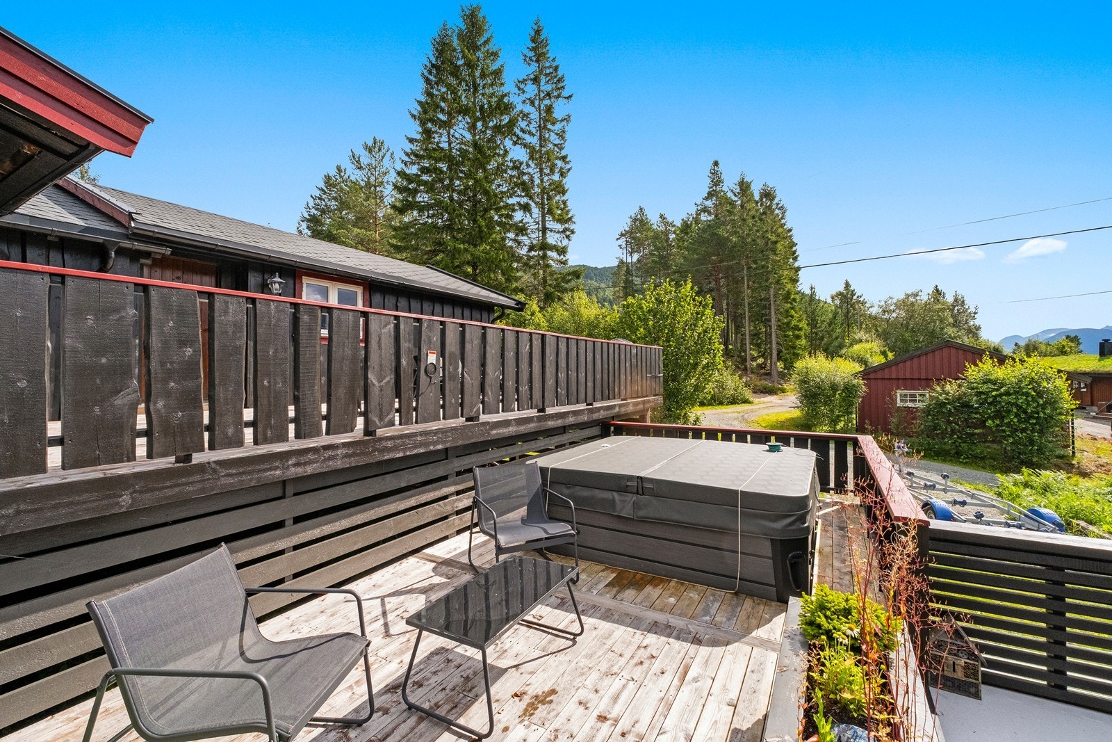 Uteområdet er opparbeidet med flere terrasser og jacuzzi. Galleribilde