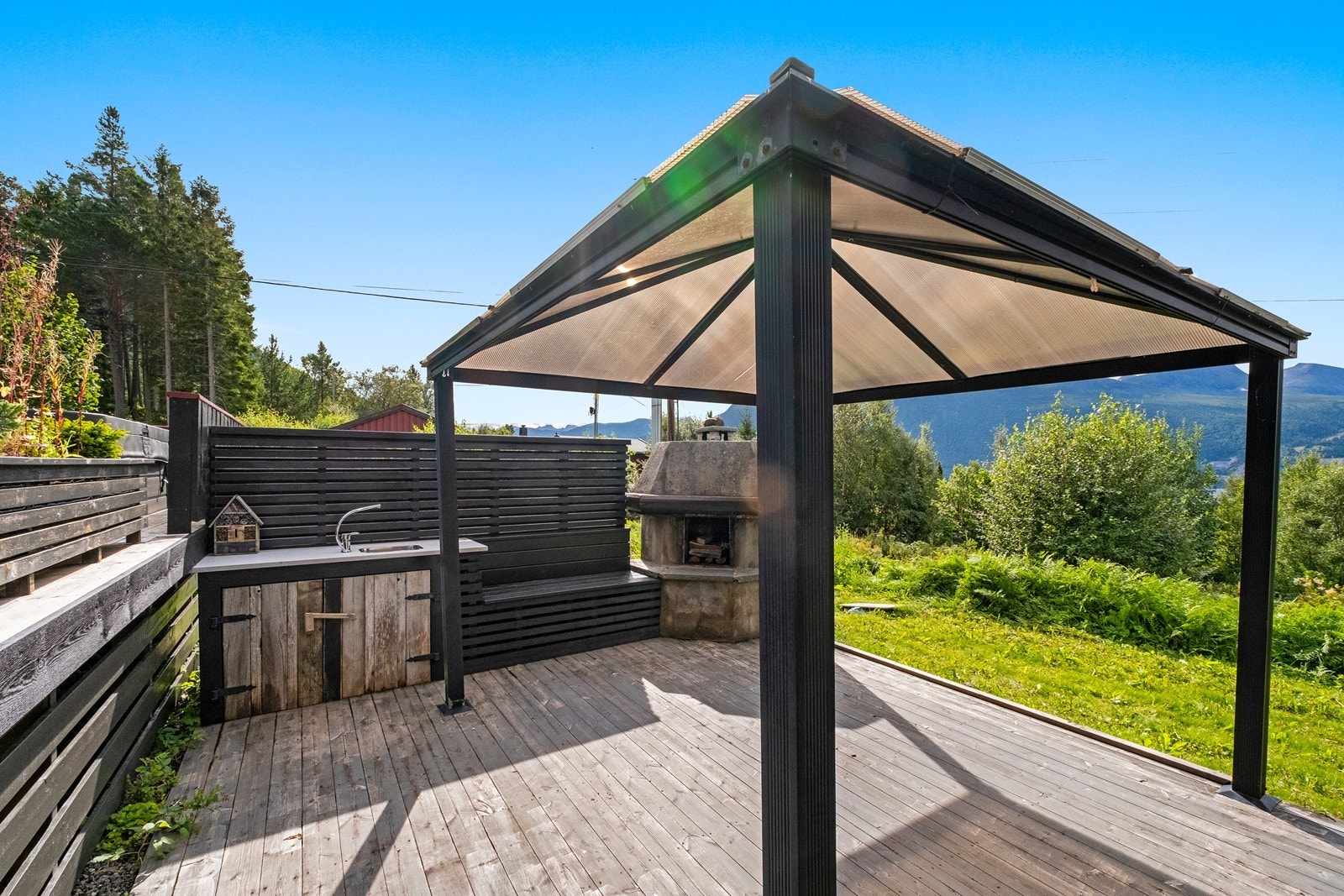 Det er opparbeidet utepeis, pergola og utevask på nederste terrasse Galleribilde