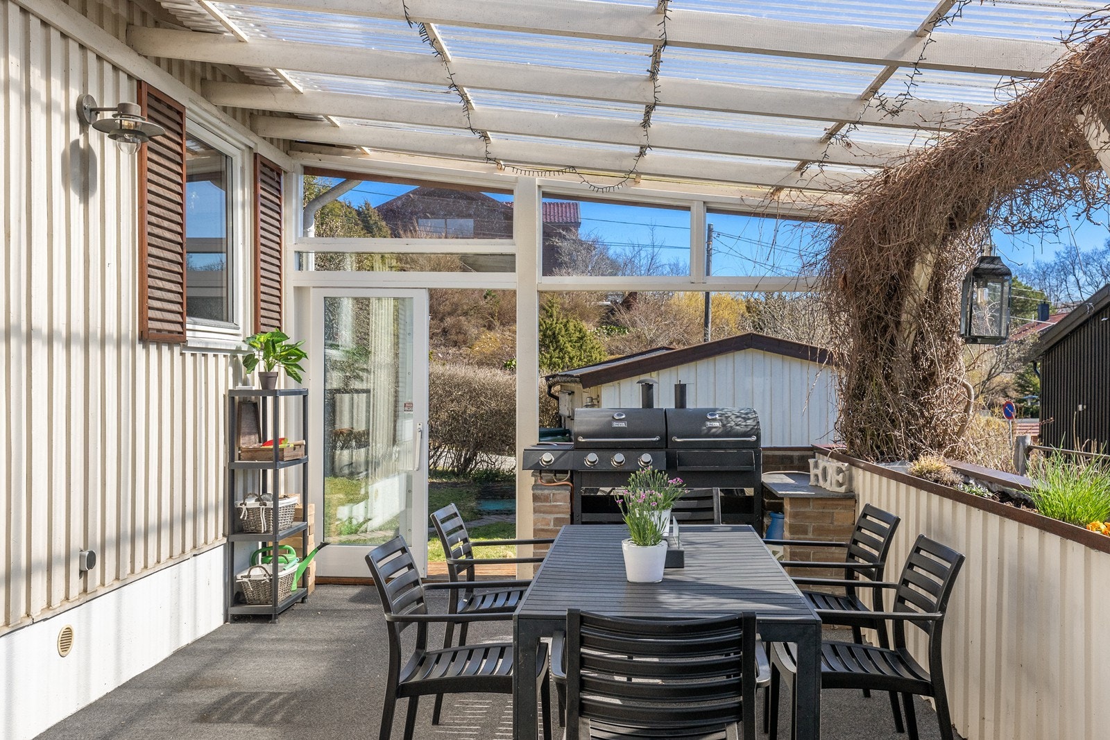 Enkelt å dekke på ute og forlenge sommerdagene. Galleribilde