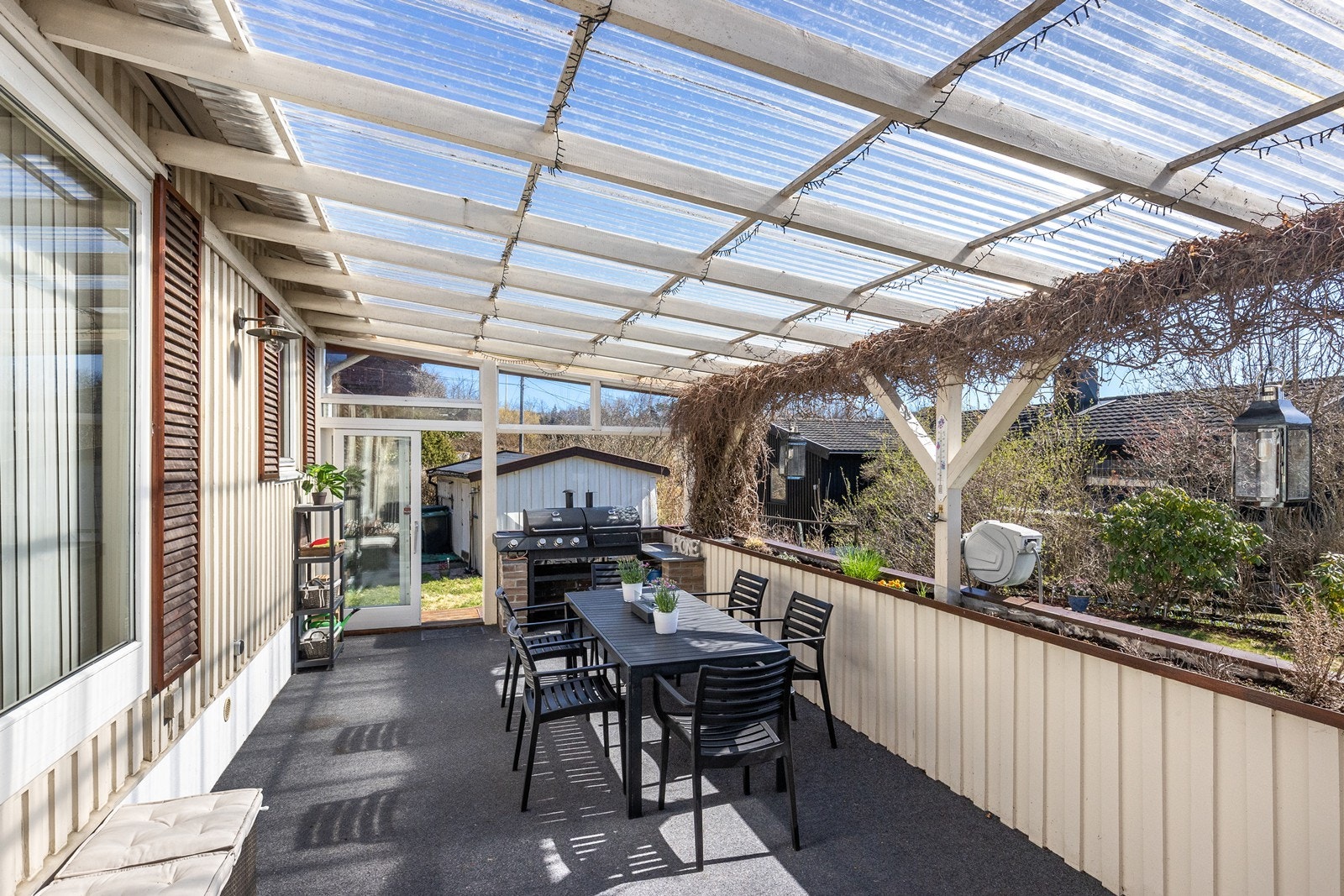 Enebolig med romslig tomt og en herlig sydvestvendt og overbygget terrasse på hele 42 m². Galleribilde