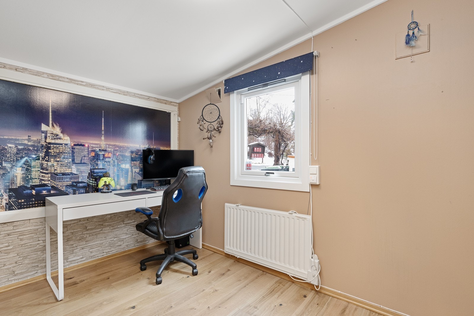 Rommet har laminatgulv og malte flater, og er klart for ønsket bruk. Galleribilde