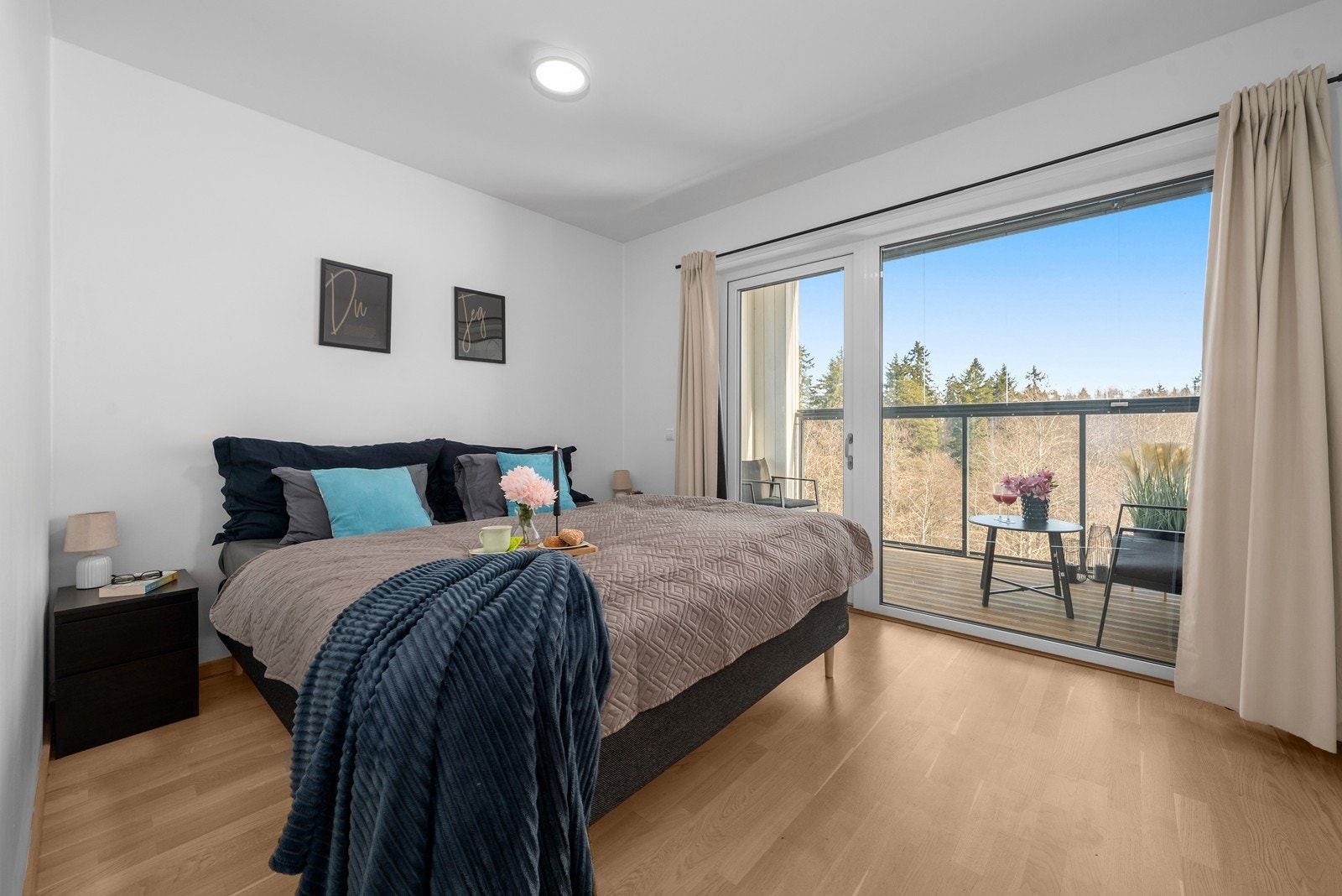 Hovedsoverommet har egen utgang til den innglassede balkongen på 7 m². Galleribilde