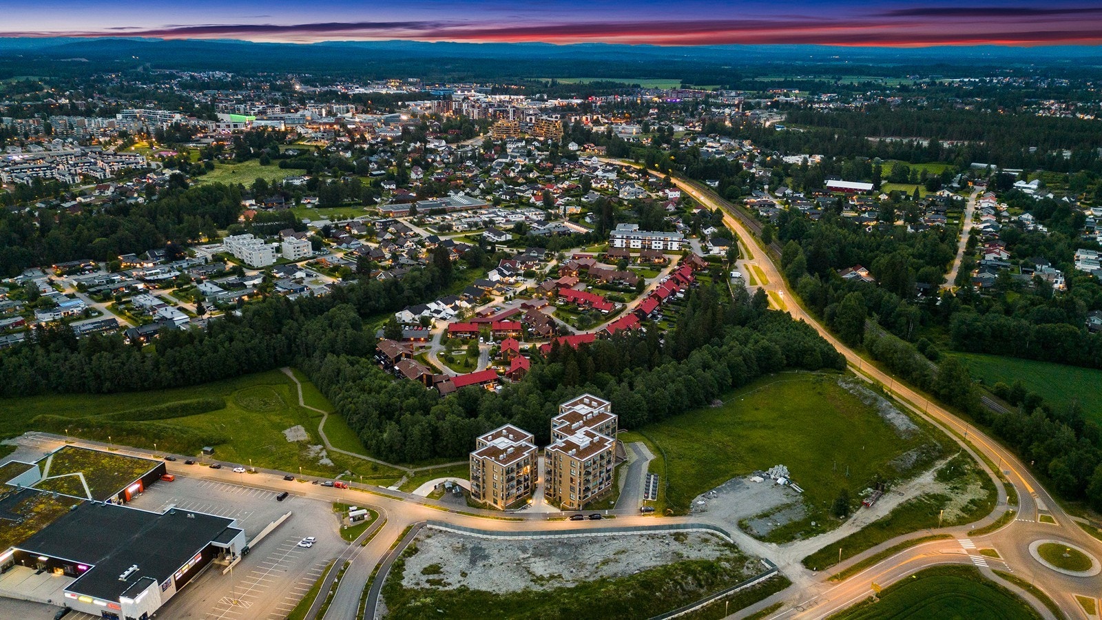 Beliggenheten er praktisk med Rema 1000 kun 3 minutters gange unna. Galleribilde
