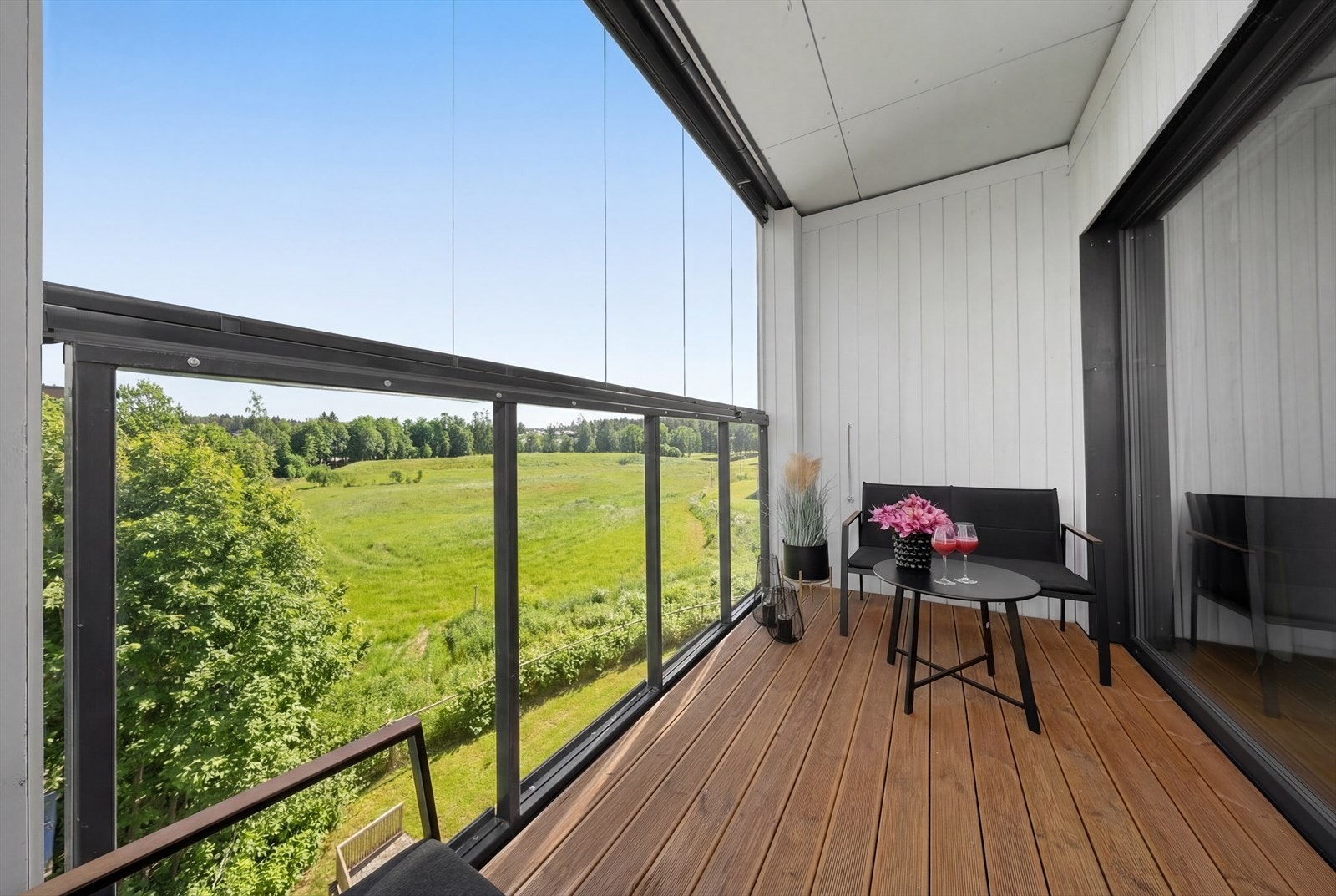 Glassfeltene kan skyves til side for å åpne opp på varme dager. Galleribilde