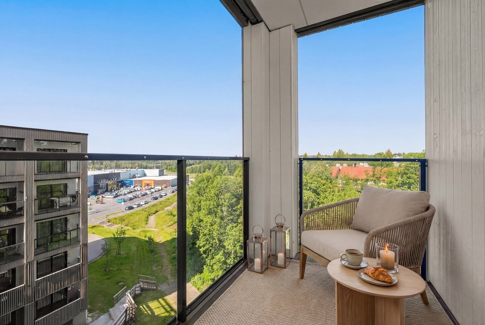 Balkongen er belagt med impregnerte terrassebord og har et rekkverk i stål og glass. (digitalt stylet) Galleribilde