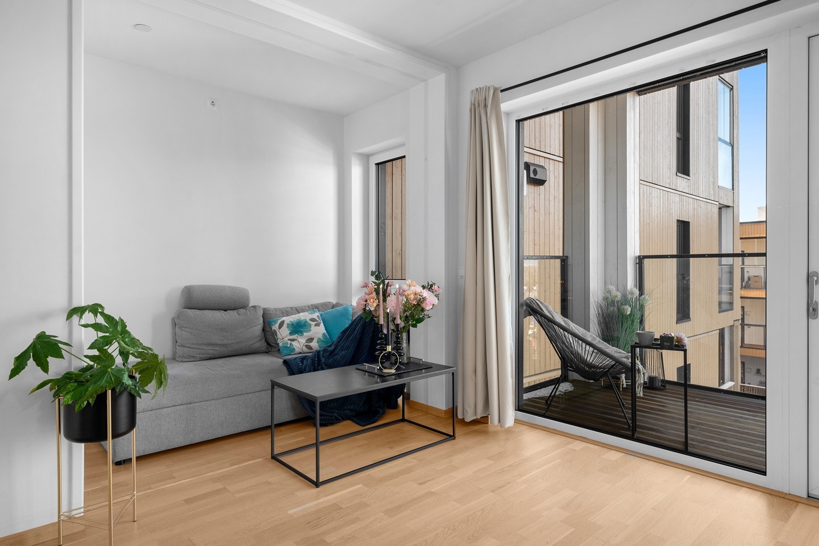Fra stuen er det utgang til en overbygd balkong på 7 m² med rekkverk i stål og glass. Galleribilde